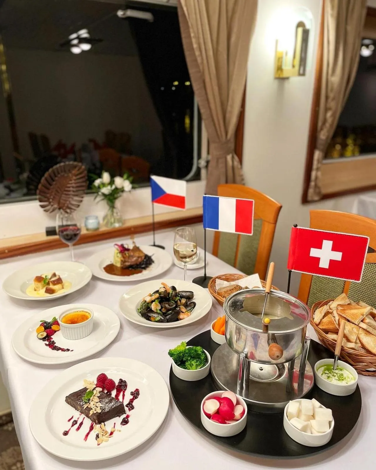 Restaurant/places to eat in Florentina boat