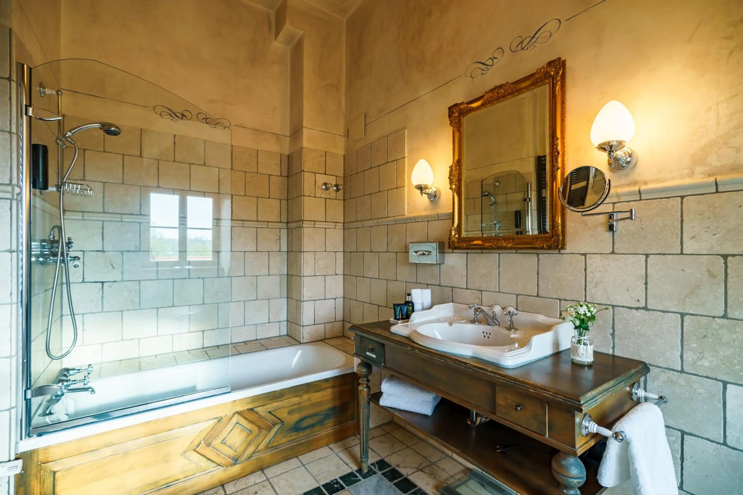 Shower in Schlosshotel Weyberhöfe