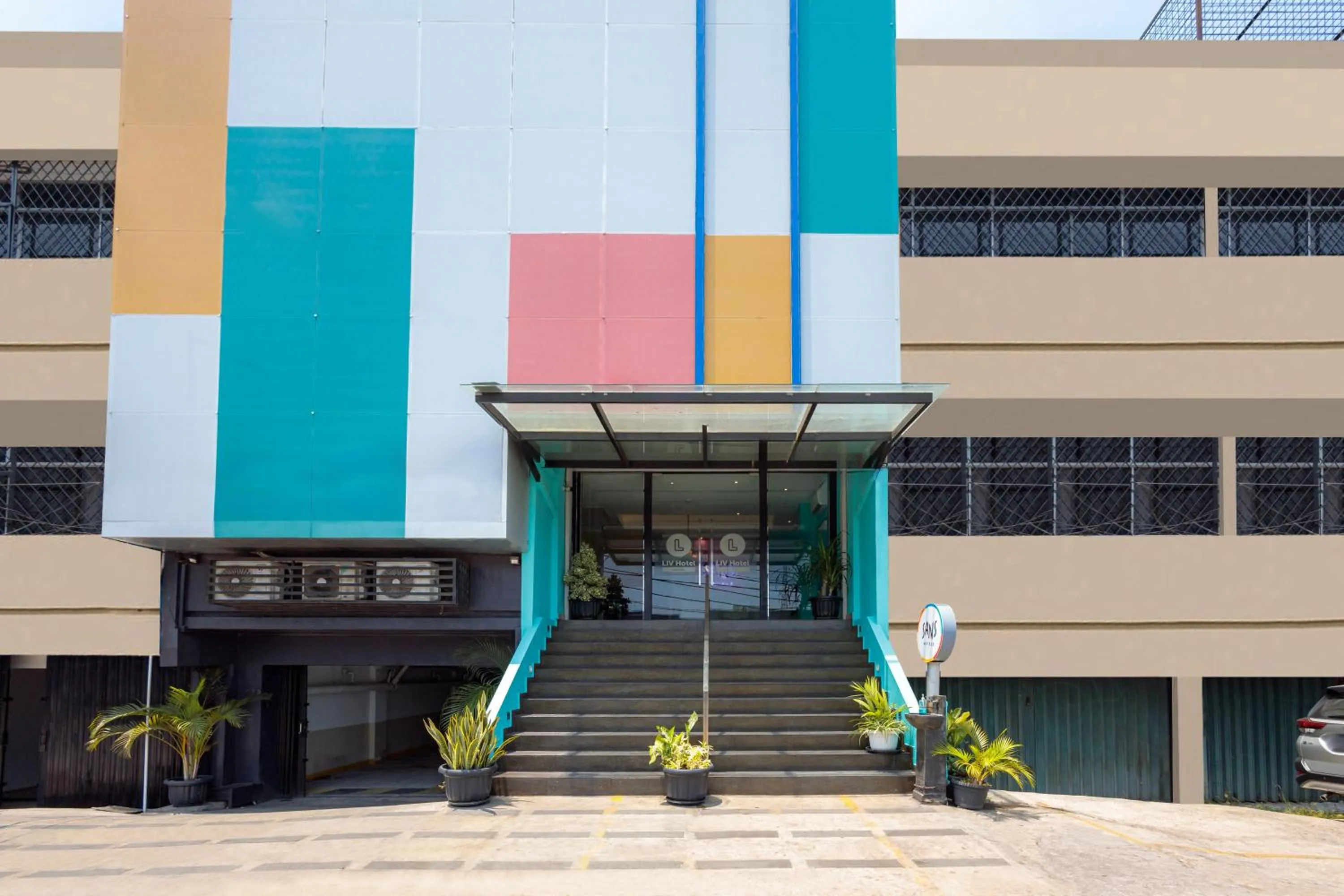 Facade/entrance in Sans Hotel Liv Ancol by RedDoorz