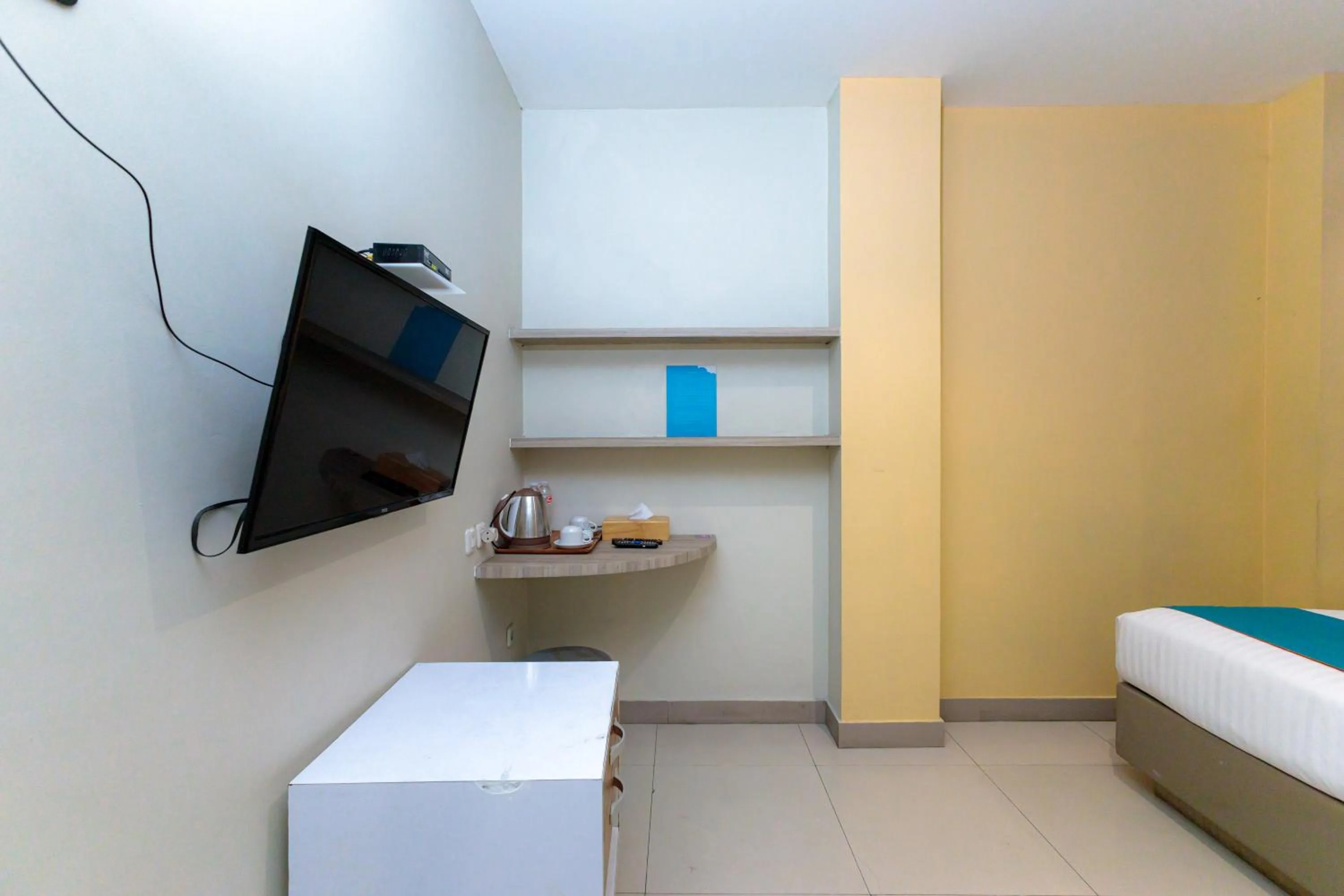 TV and multimedia, Bed in Sans Hotel Liv Ancol by RedDoorz