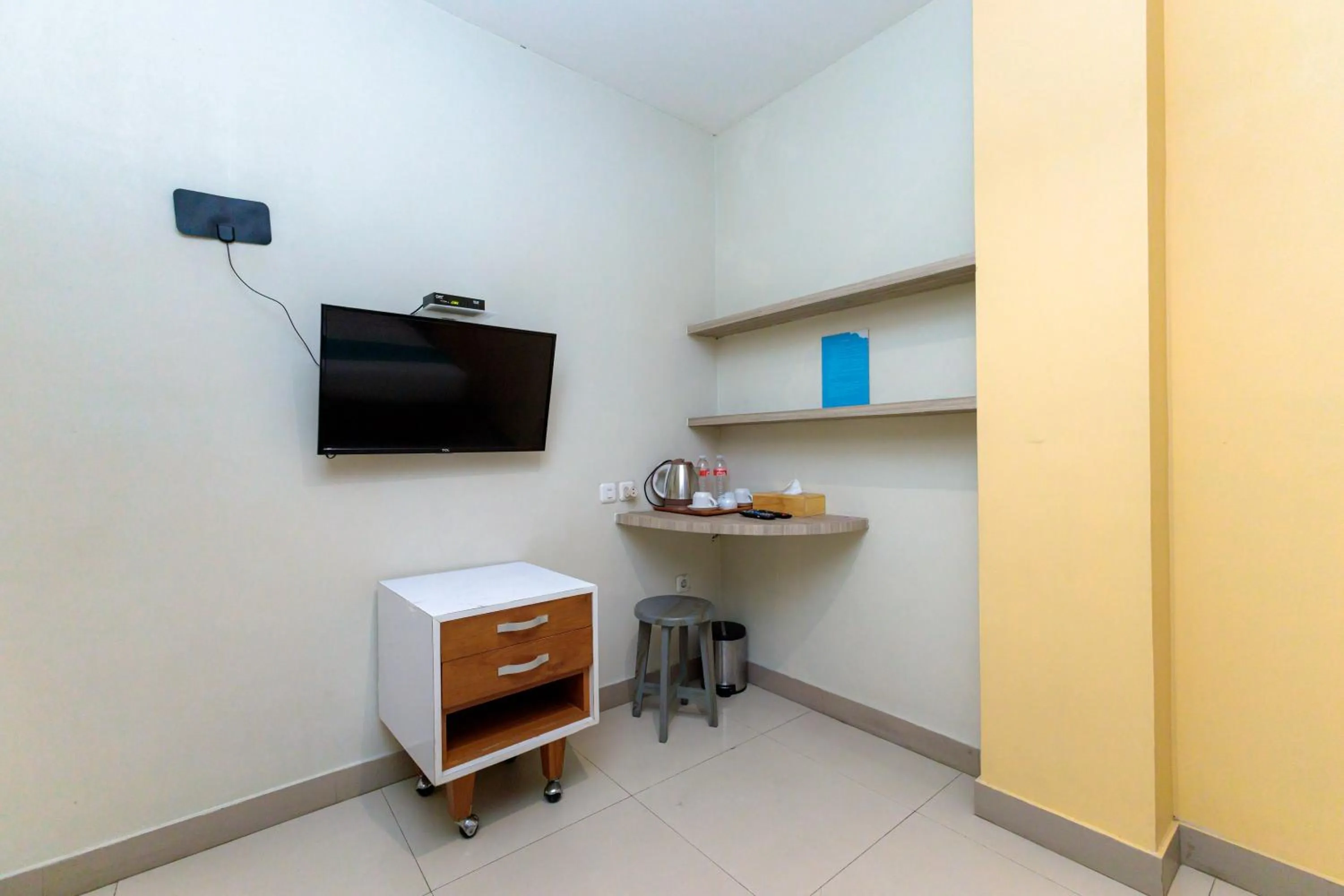 TV and multimedia in Sans Hotel Liv Ancol by RedDoorz