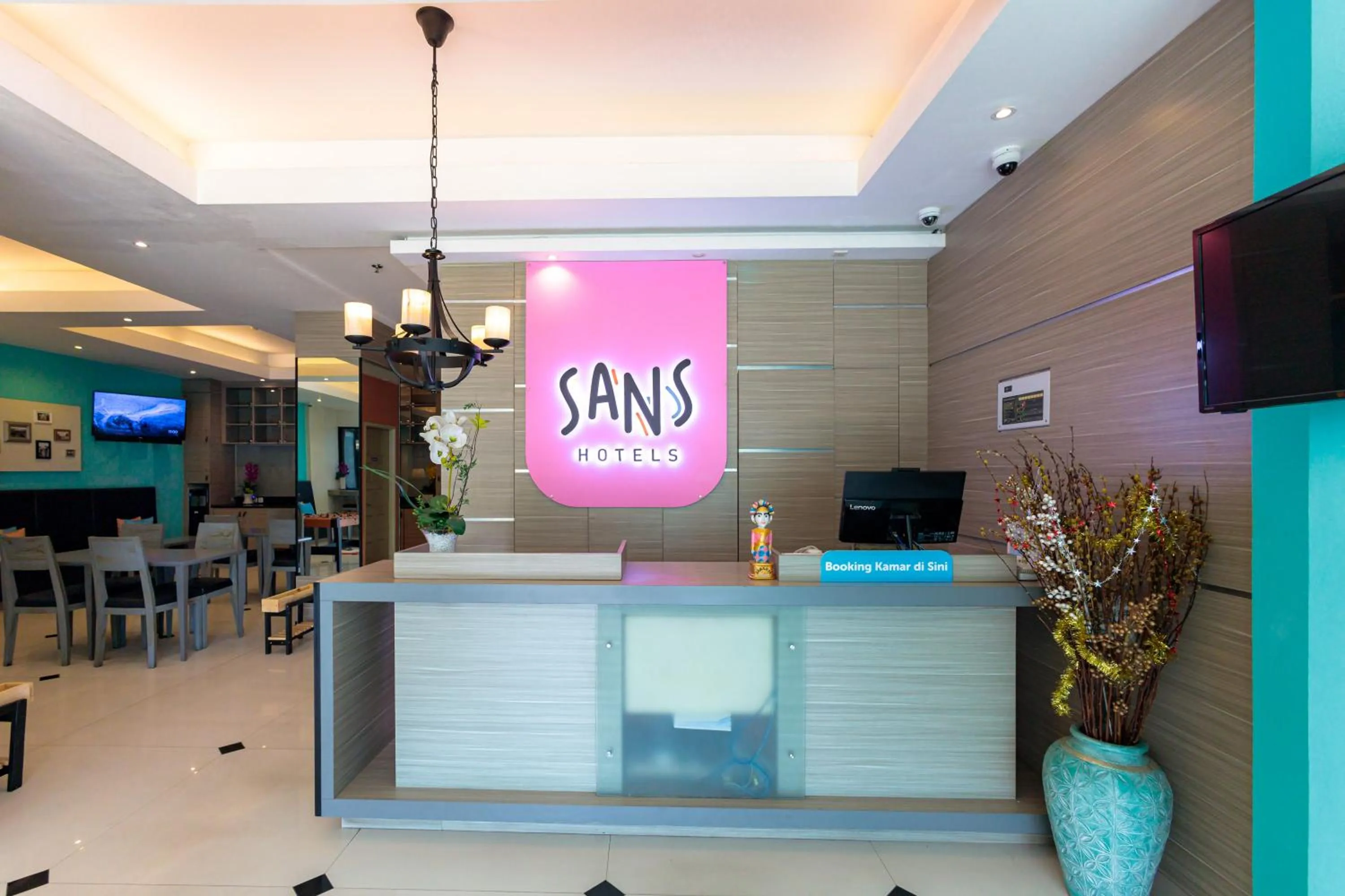 Lobby or reception in Sans Hotel Liv Ancol by RedDoorz