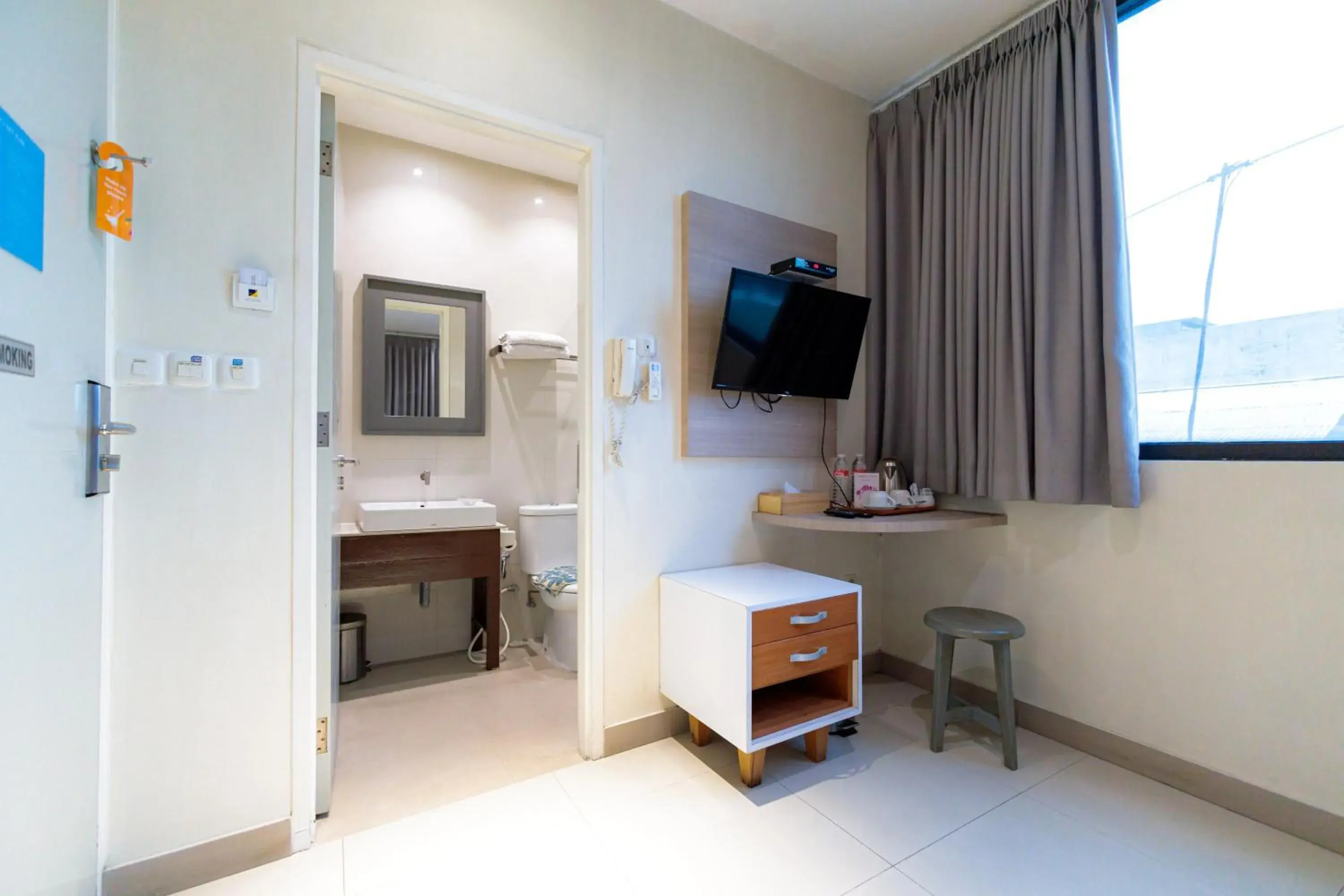Superior Twin Room in Sans Hotel Liv Ancol by RedDoorz Superior Twin Room in Sans Hotel Liv Ancol by RedDoorz