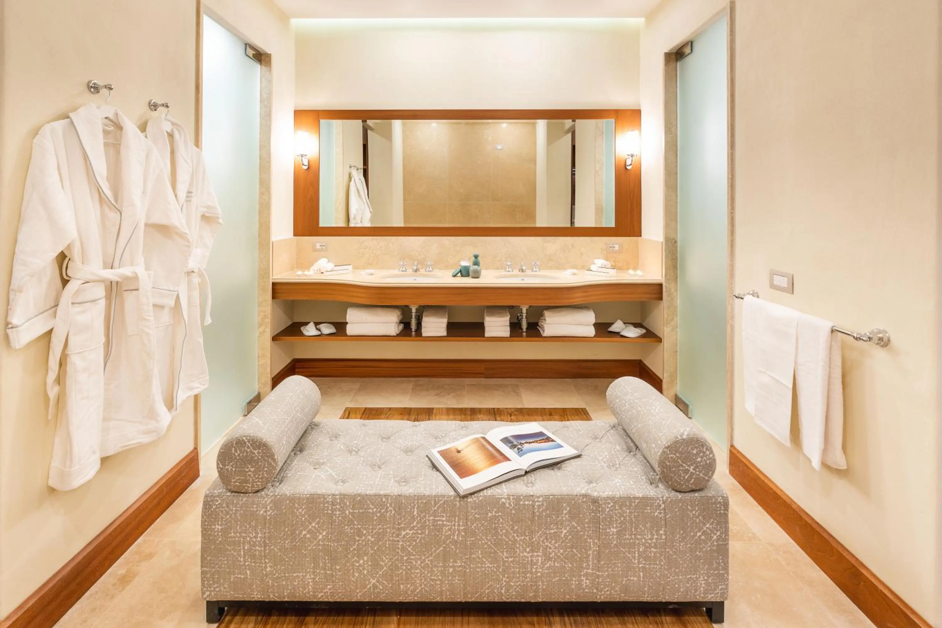 Bathroom, Bed in Il San Corrado di Noto