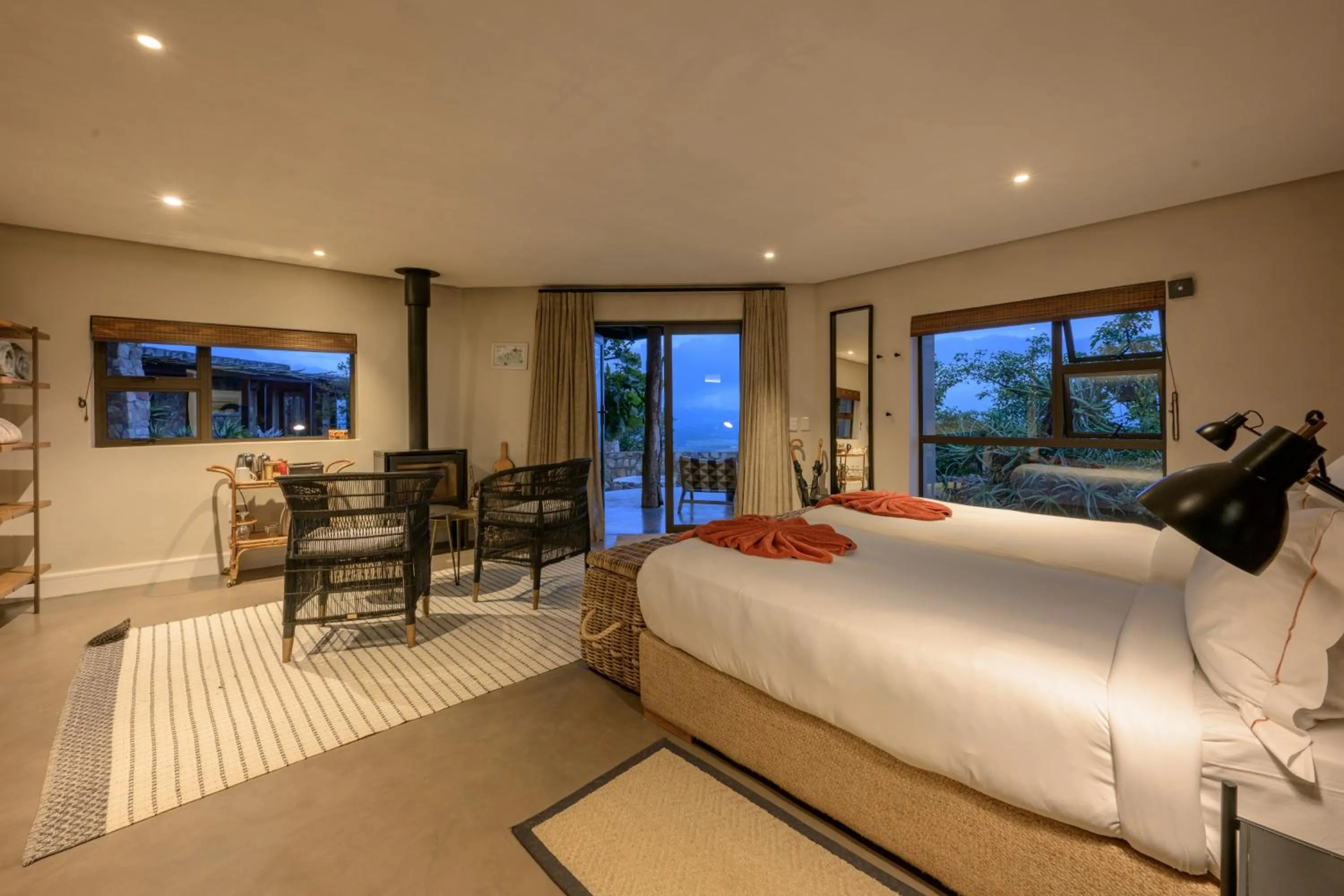 Bedroom, Bed in Zulu Rock Lodge - Babanango Game Reserve