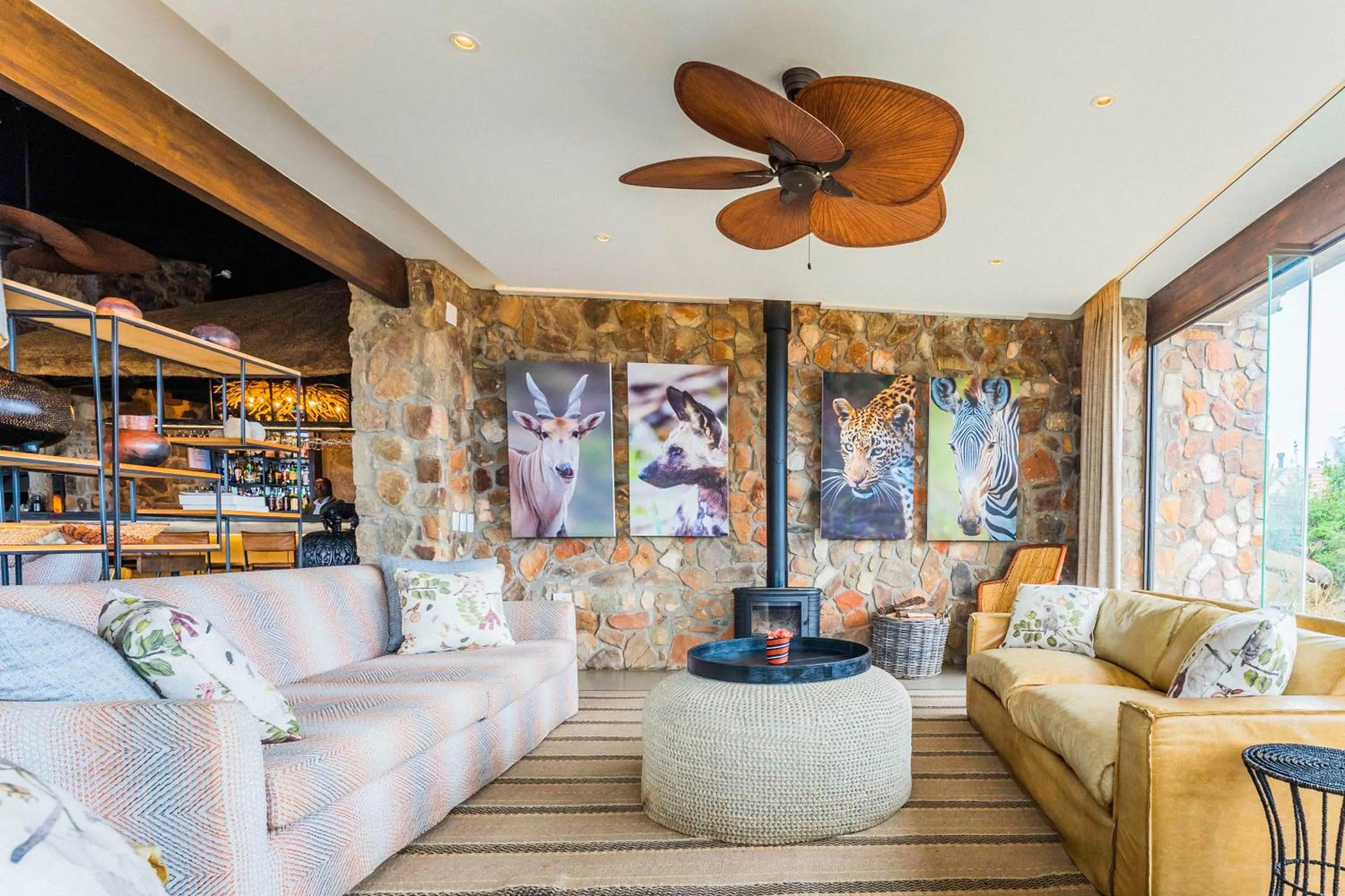 Lounge or bar in Zulu Rock Lodge - Babanango Game Reserve