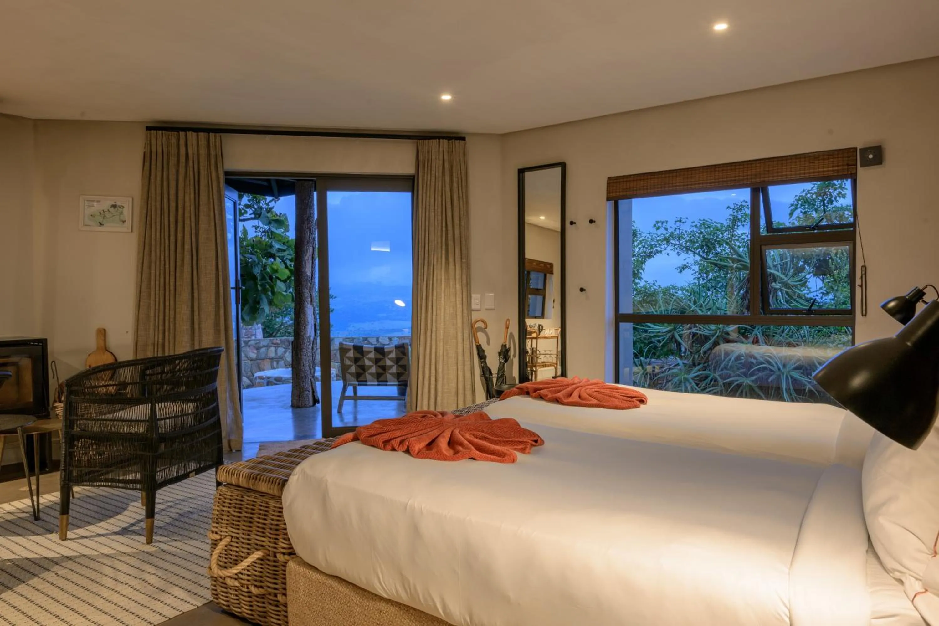 Bedroom, Bed in Zulu Rock Lodge - Babanango Game Reserve