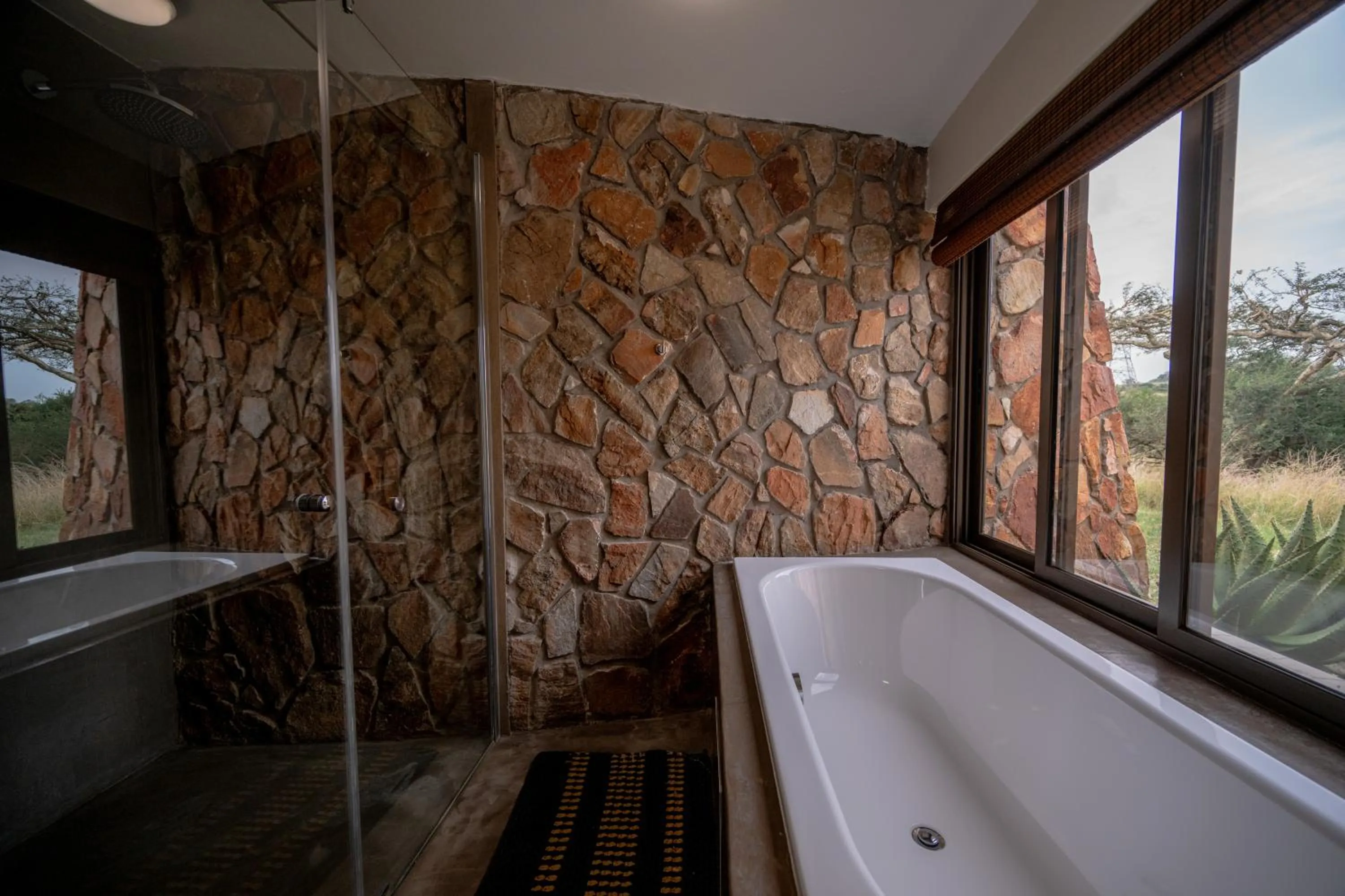 Bathroom in Zulu Rock Lodge - Babanango Game Reserve