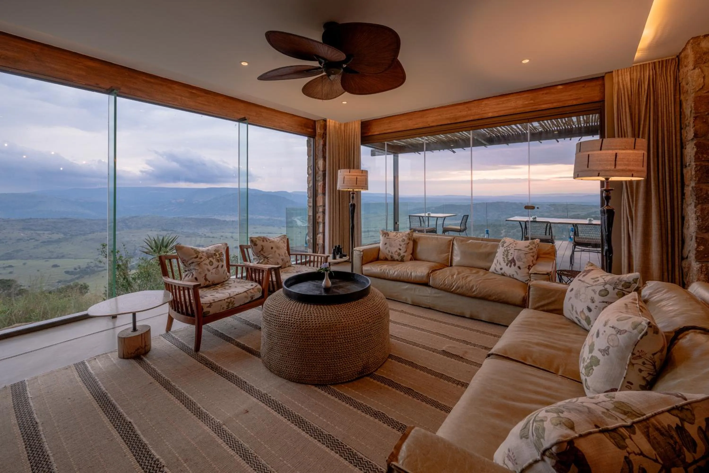 Lounge or bar in Zulu Rock Lodge - Babanango Game Reserve