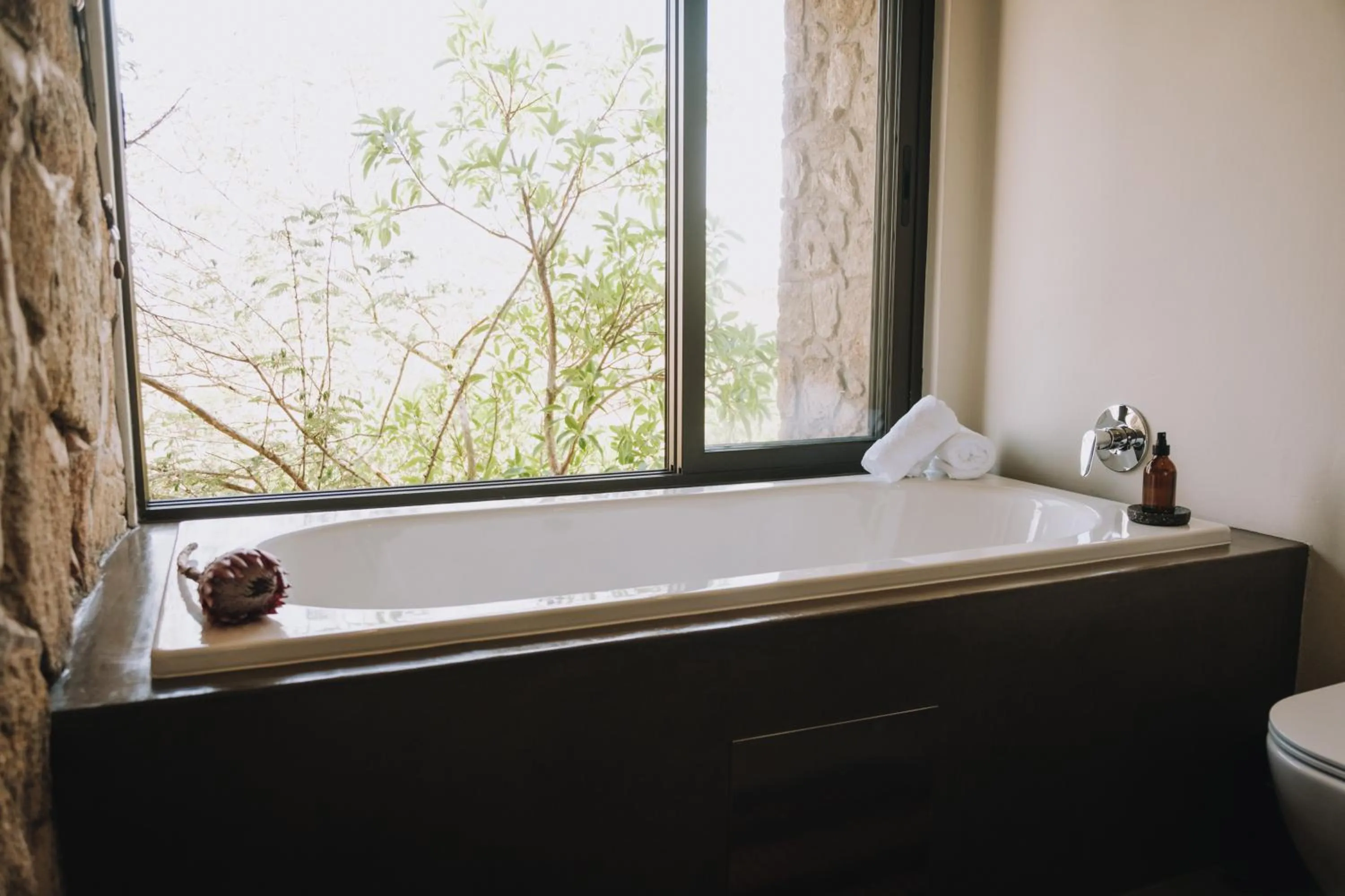 Bathroom in Zulu Rock Lodge - Babanango Game Reserve