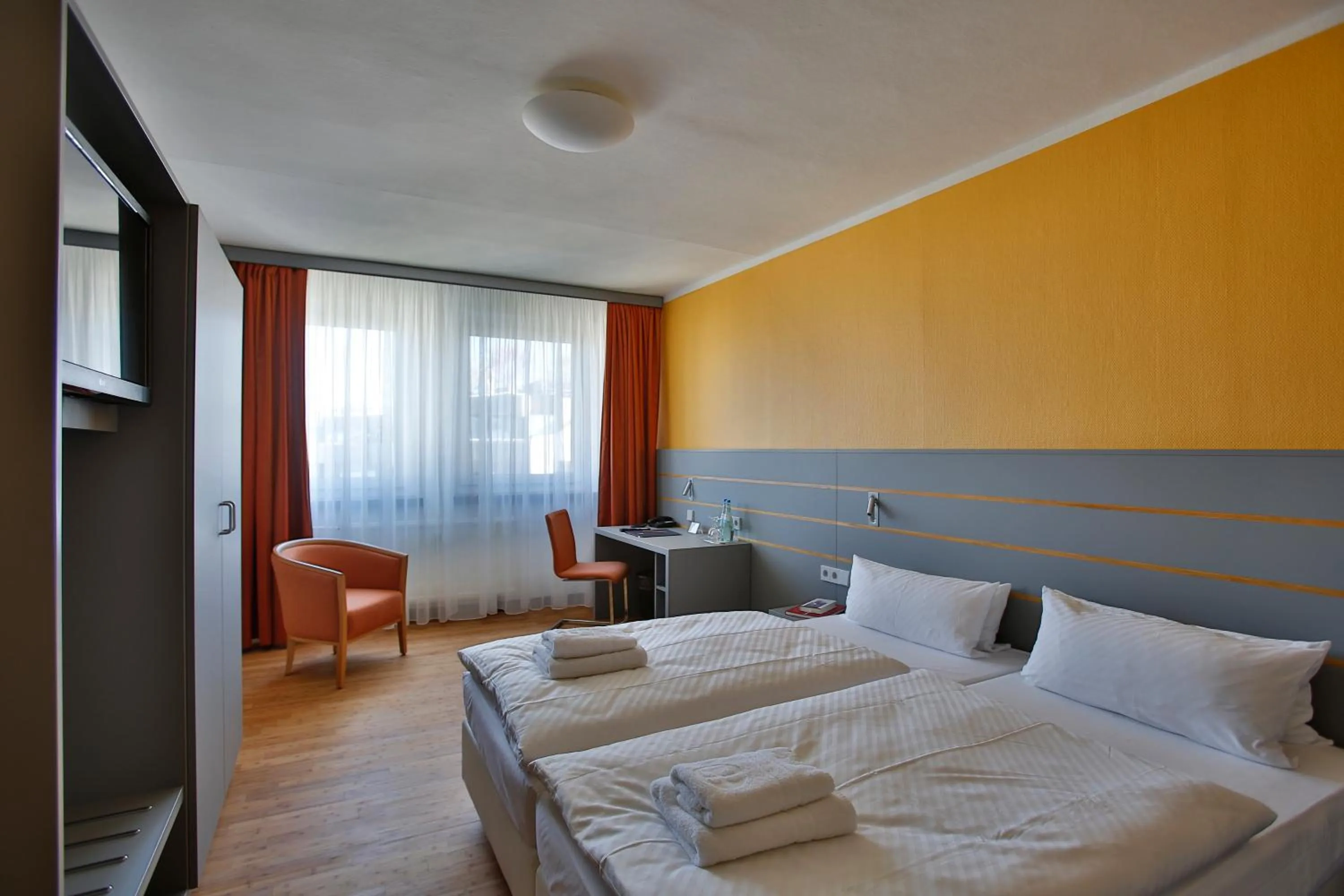 Photo of the whole room, Bed in Dietrich-Bonhoeffer-Hotel Berlin Mitte