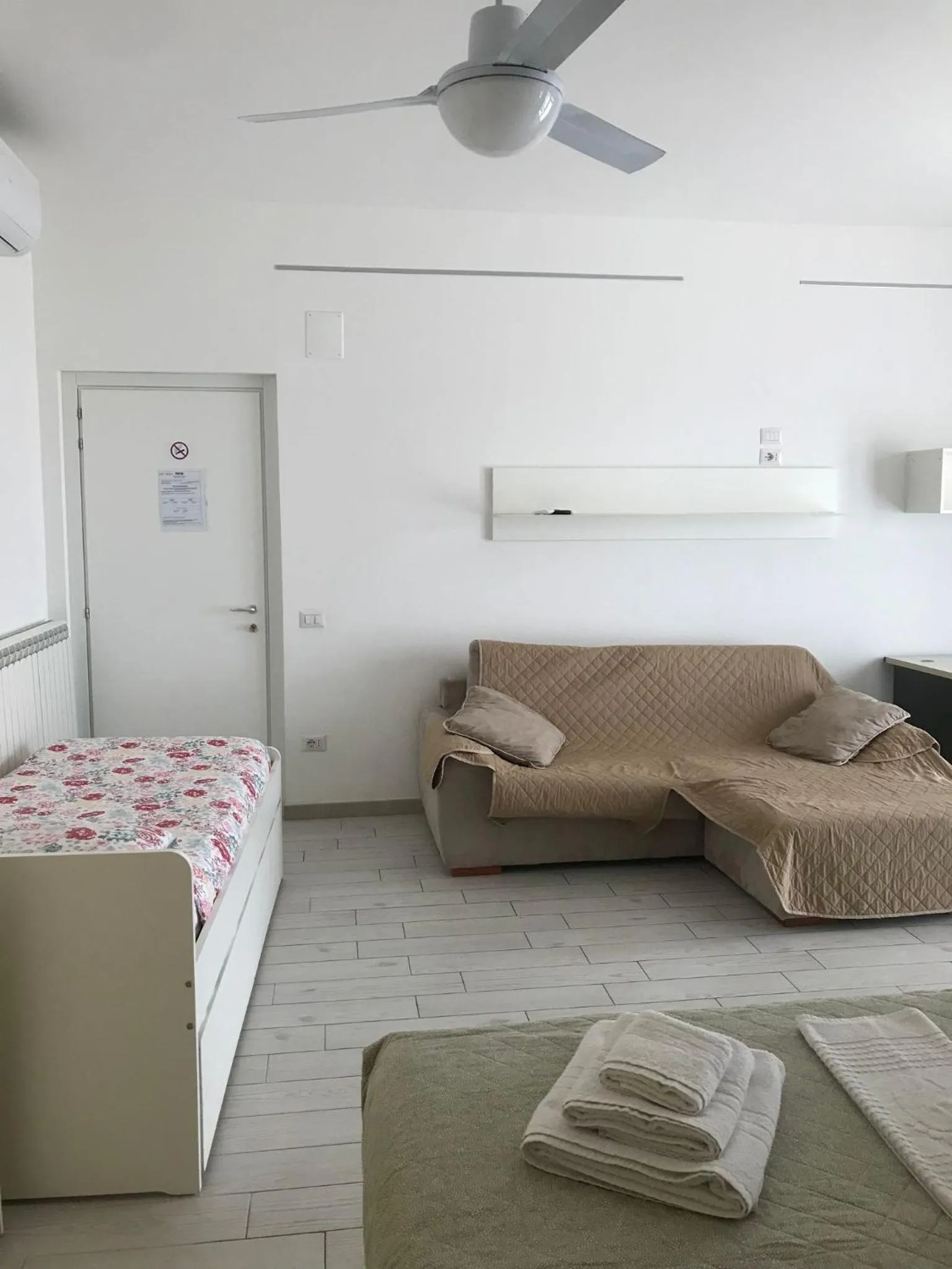 Photo of the whole room, Bed in fronteMare Faleria