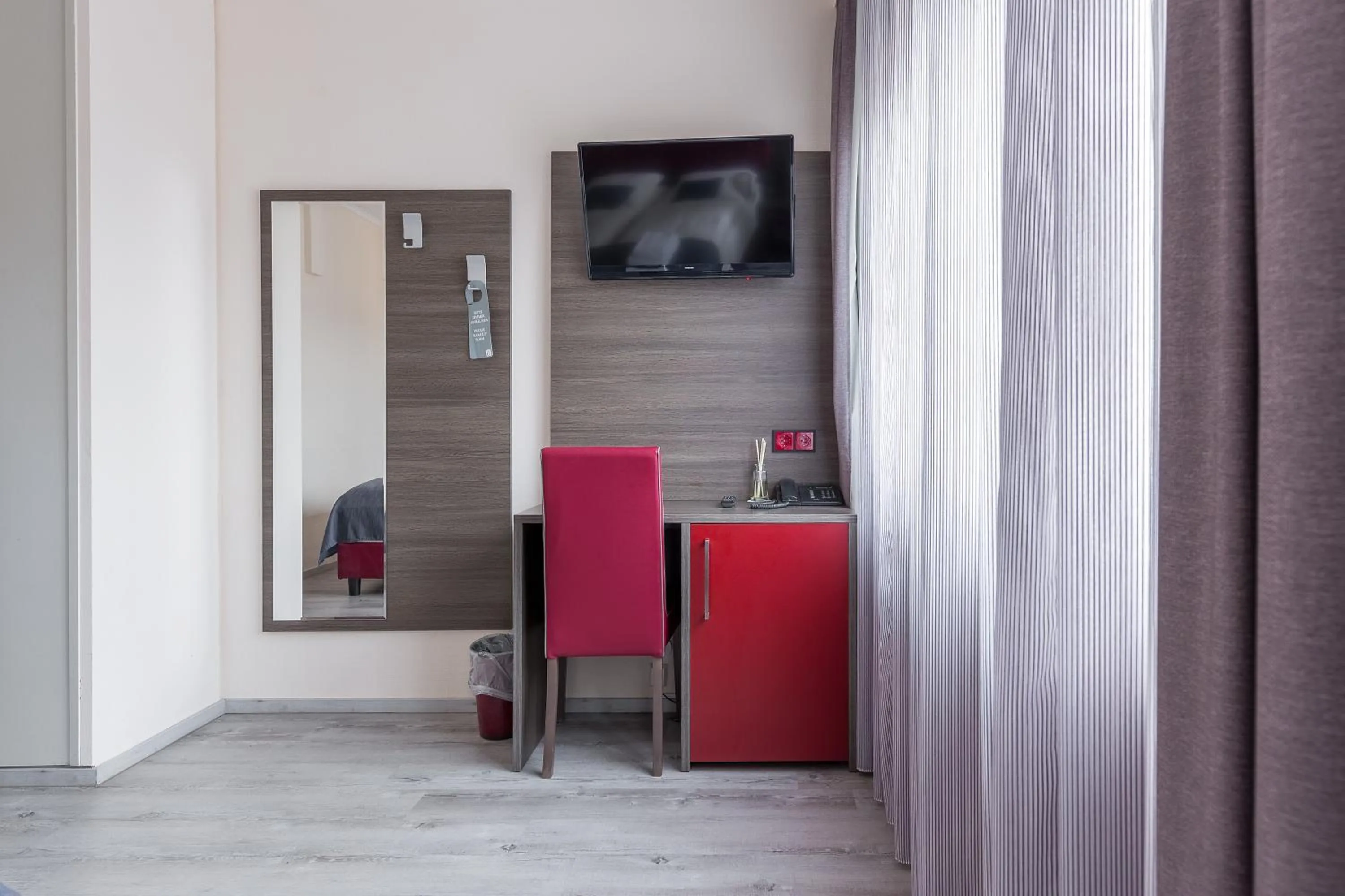 Photo of the whole room in Hotel Klein Frankfurt