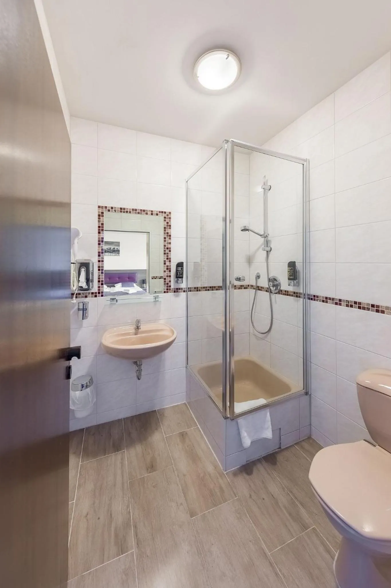 Photo of the whole room in Hotel Klein Frankfurt