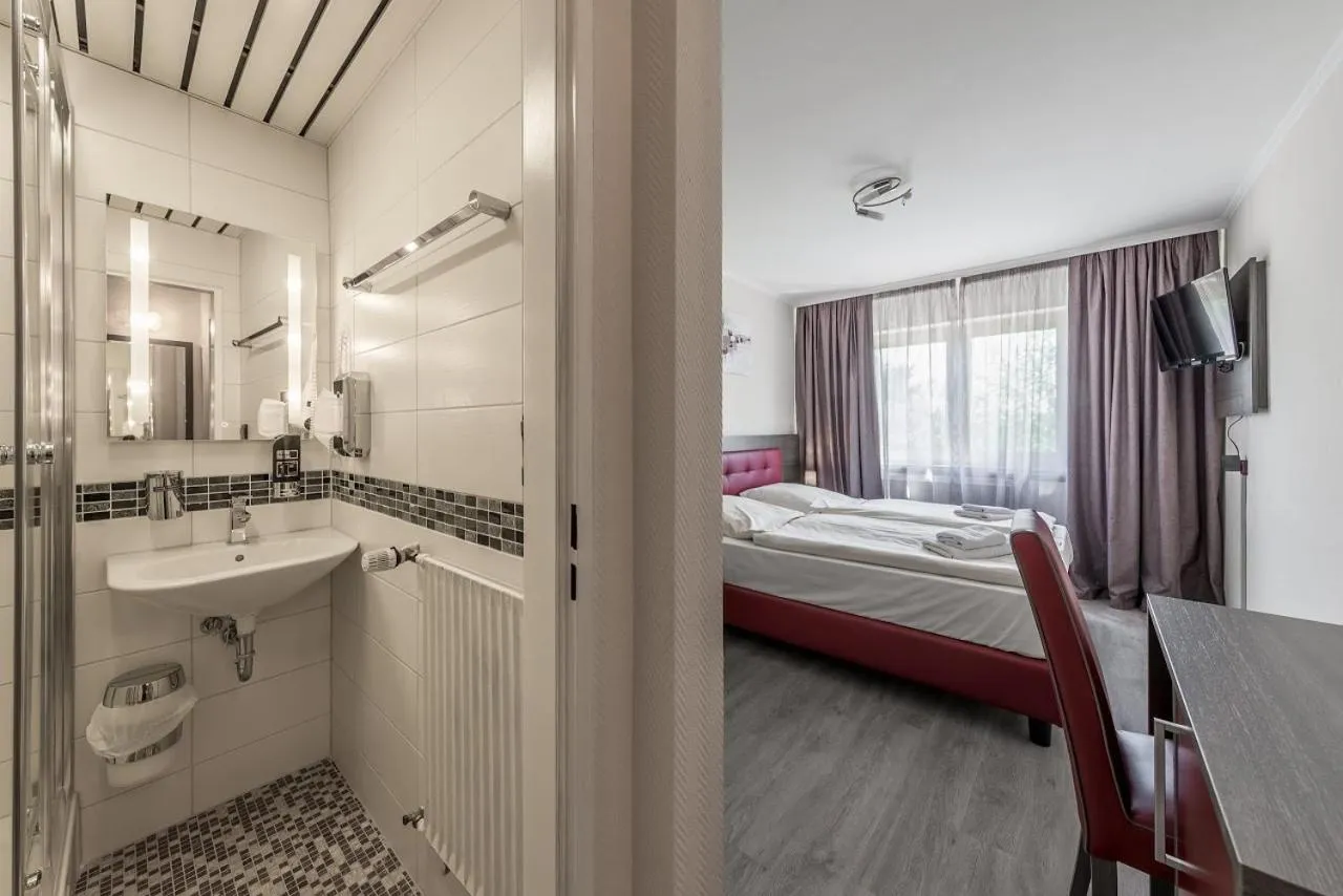 Photo of the whole room in Hotel Klein Frankfurt