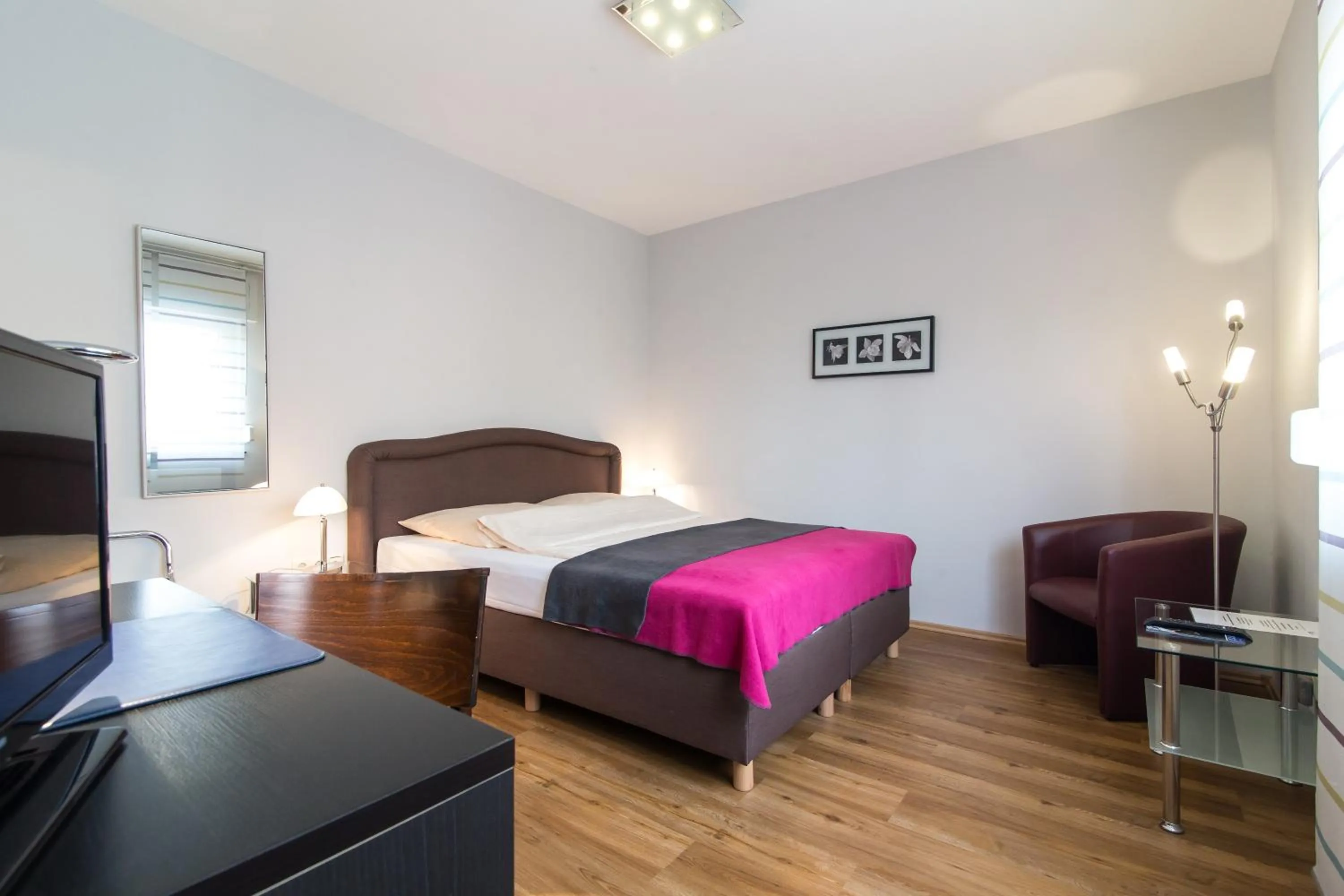 Photo of the whole room in Hotel Klein Frankfurt