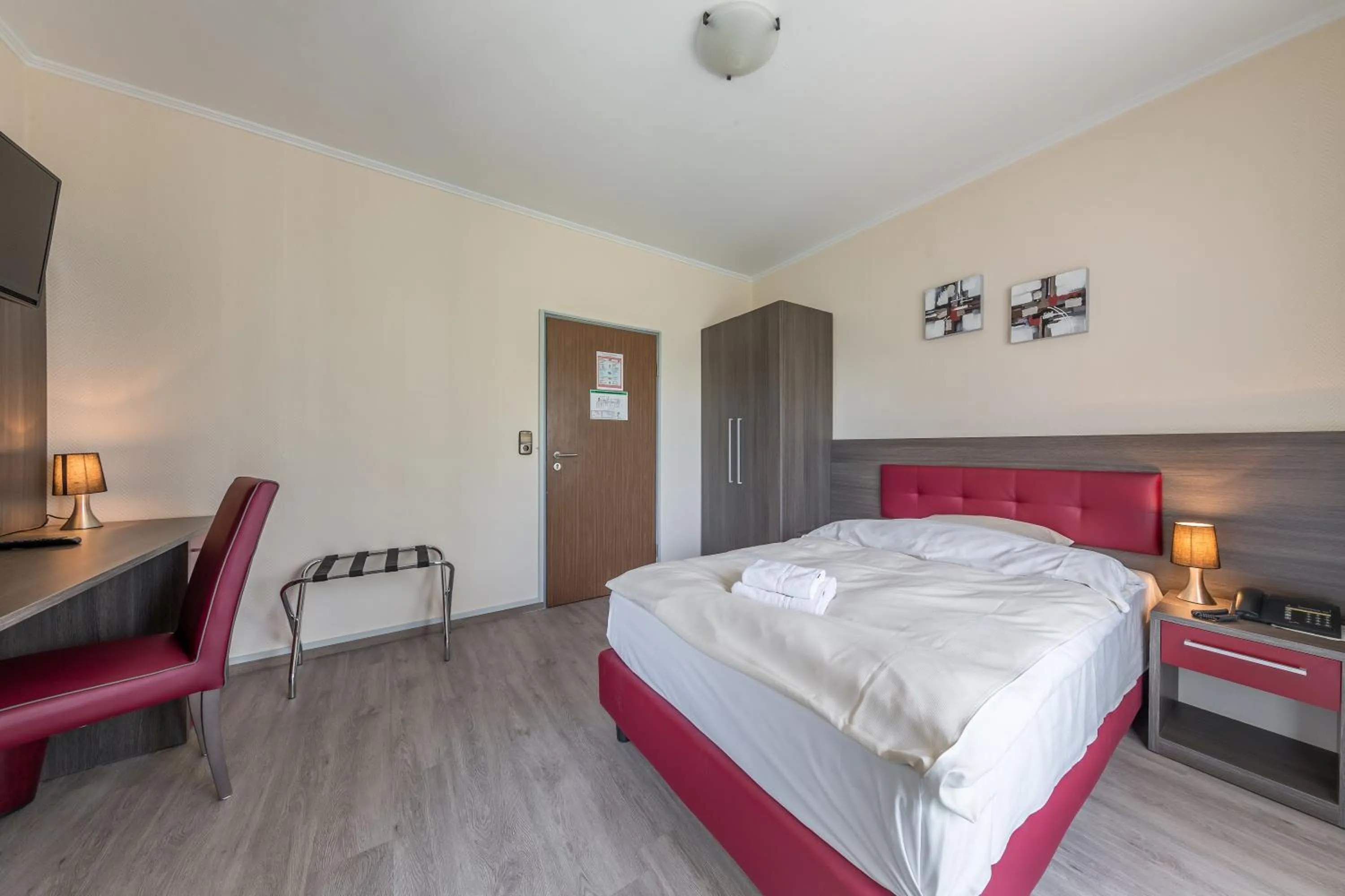 Photo of the whole room in Hotel Klein Frankfurt