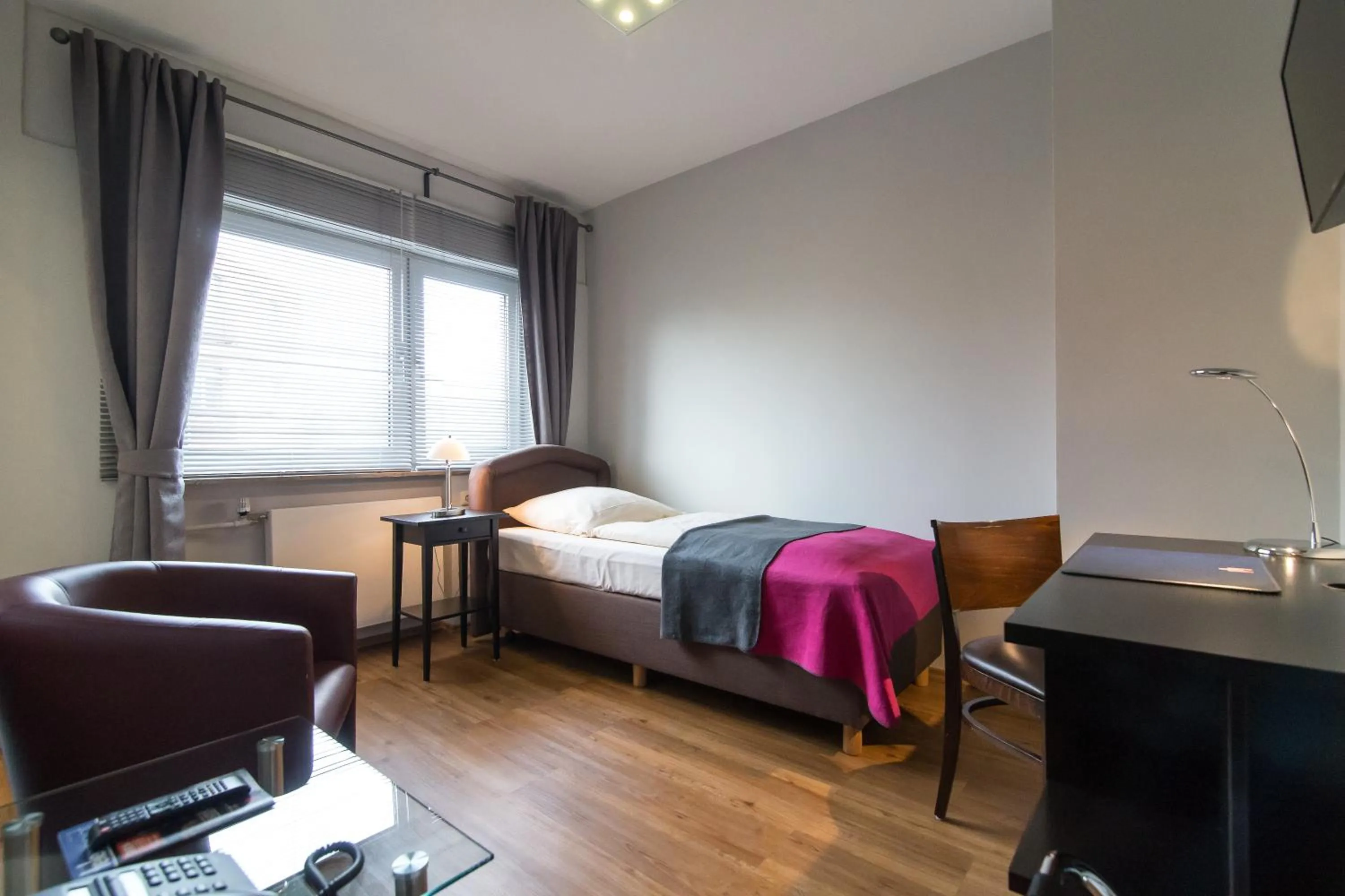 Photo of the whole room in Hotel Klein Frankfurt