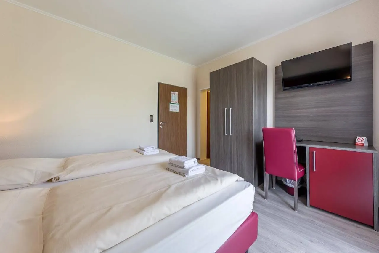 Photo of the whole room in Hotel Klein Frankfurt