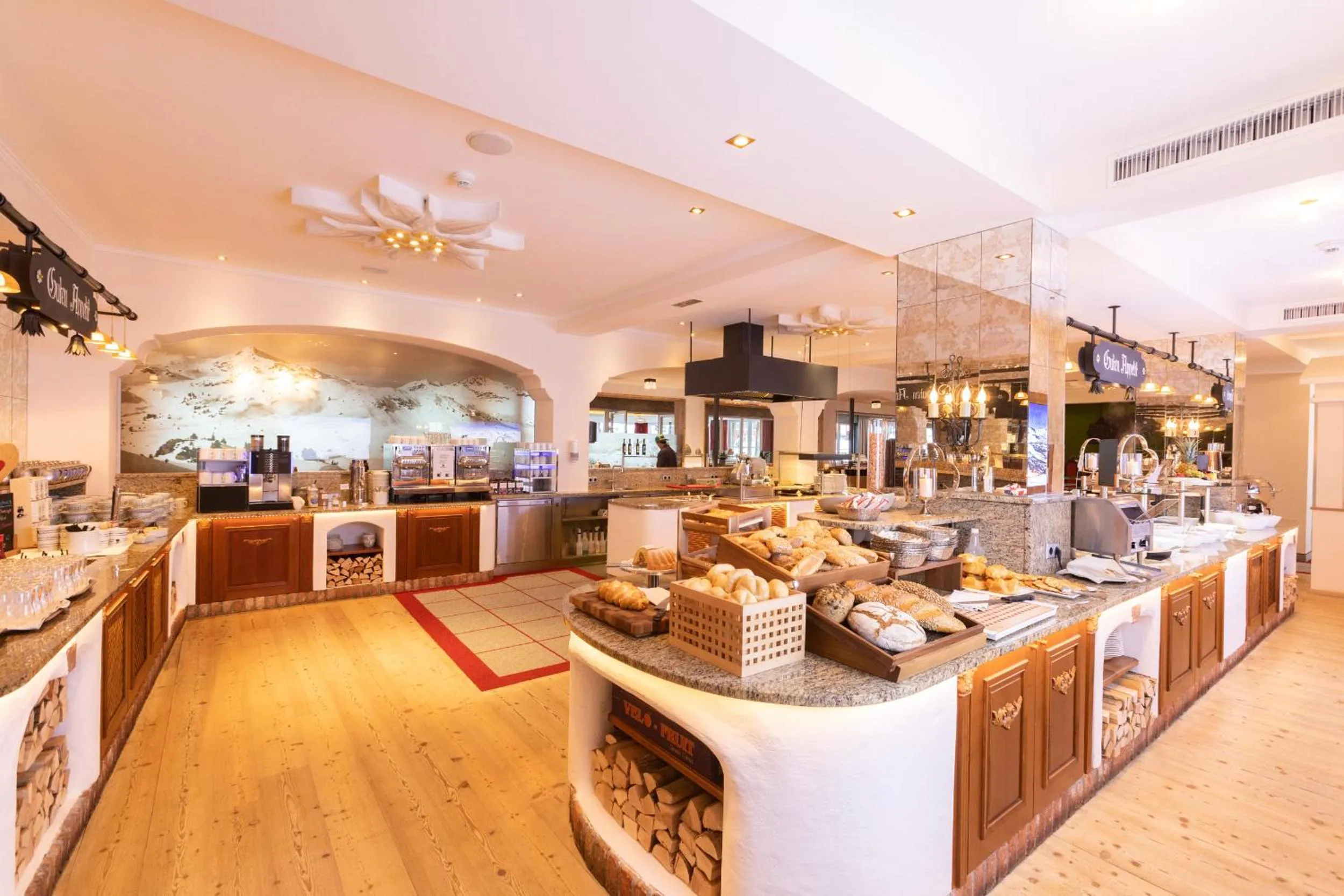 Restaurant/places to eat in Superior Hotel Edelweiss