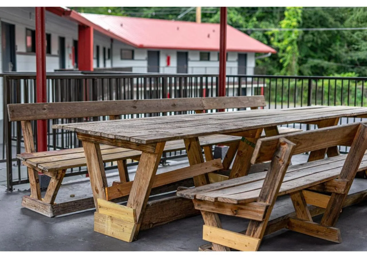 Dining area in Bear Creek Inn Gatlinburg, TN