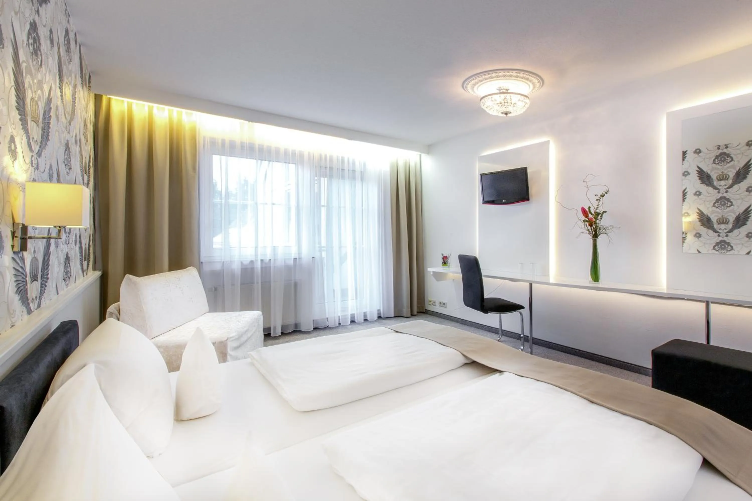 Photo of the whole room, Bed in Hotel Hellers Twenty Four II -24h-Check-In-