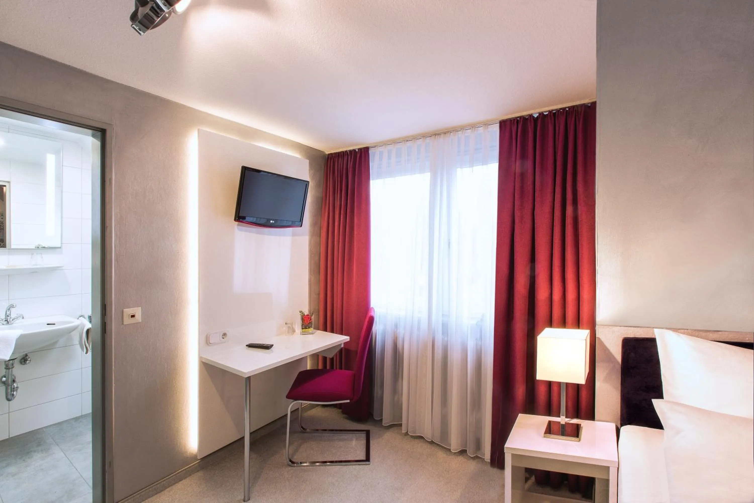 Bed in Hotel Hellers Twenty Four II -24h-Check-In-