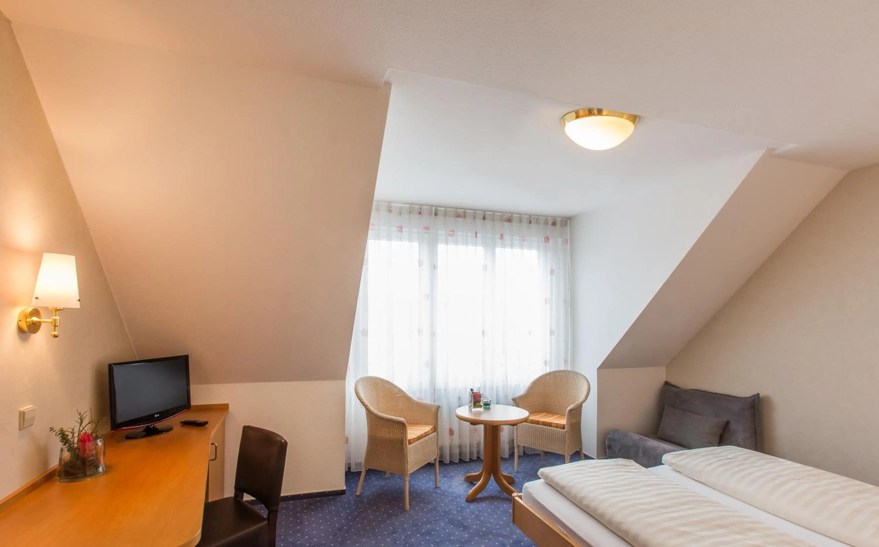 Photo of the whole room, Bed in Hotel Hellers Twenty Four II -24h-Check-In-