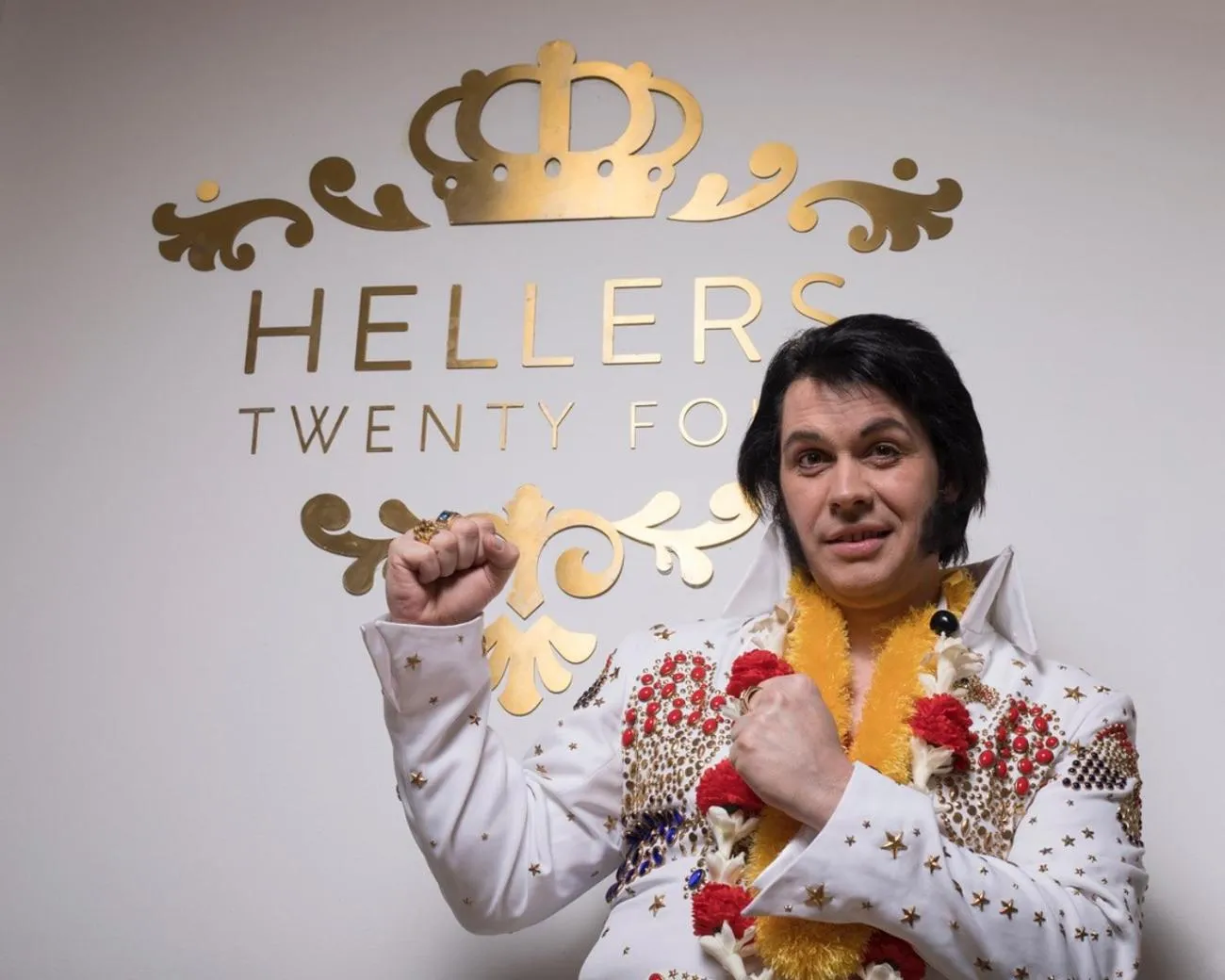 People in Hotel Hellers Twenty Four II -24h-Check-In-