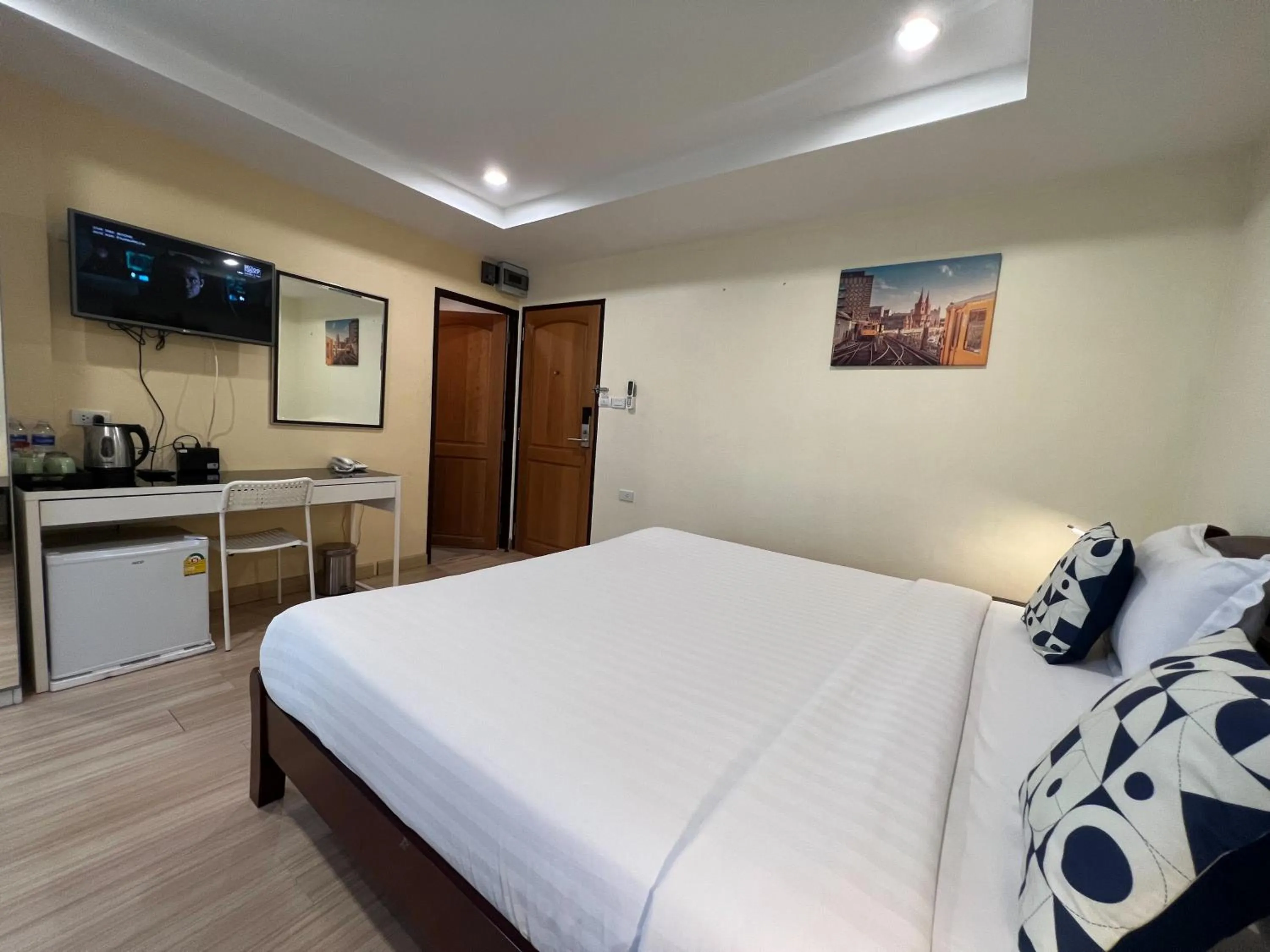 Photo of the whole room, Bed in V Check inn Sukhumvit 22