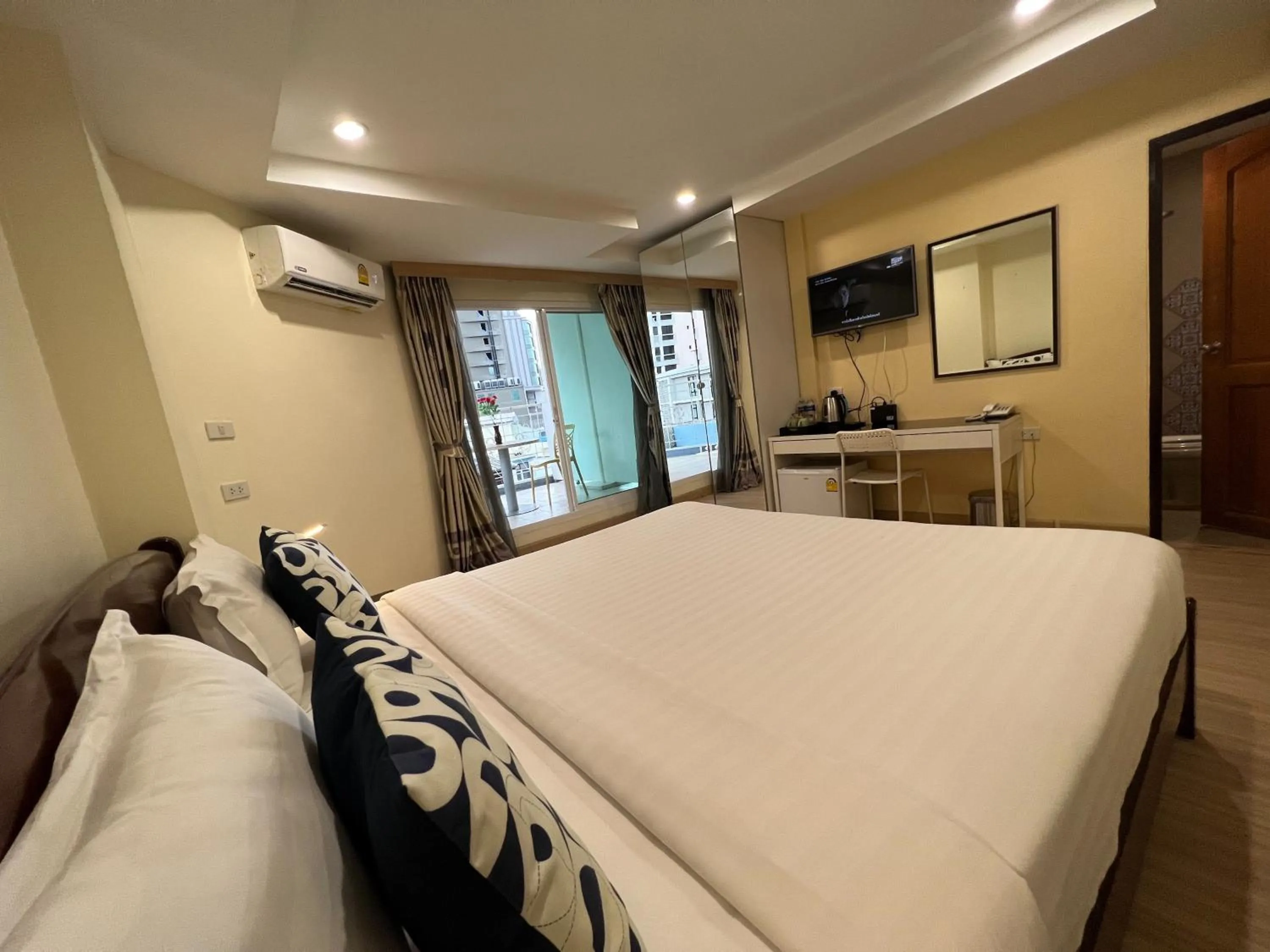 Photo of the whole room, Bed in V Check inn Sukhumvit 22