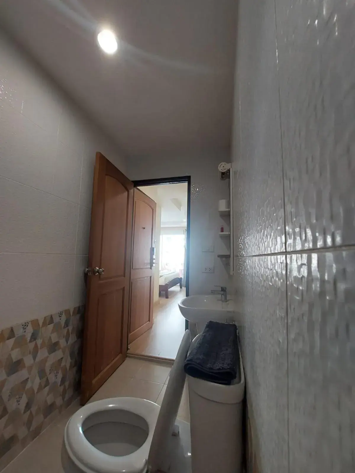 King Room with Balcony in V Check inn Sukhumvit 22 King Room with Balcony in V Check inn Sukhumvit 22