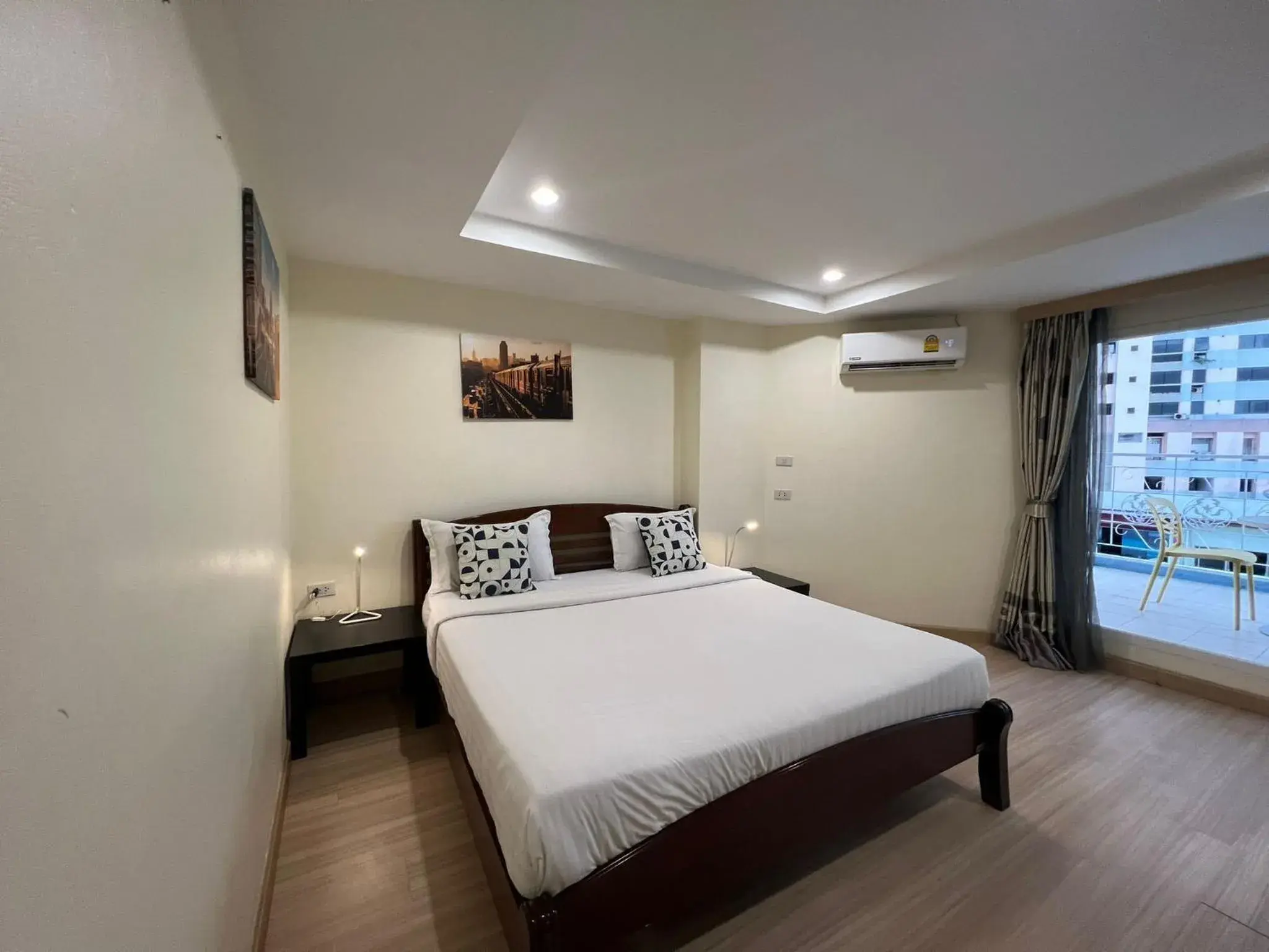 Deluxe Double Room with Balcony in V Check inn Sukhumvit 22 Deluxe Double Room with Balcony in V Check inn Sukhumvit 22