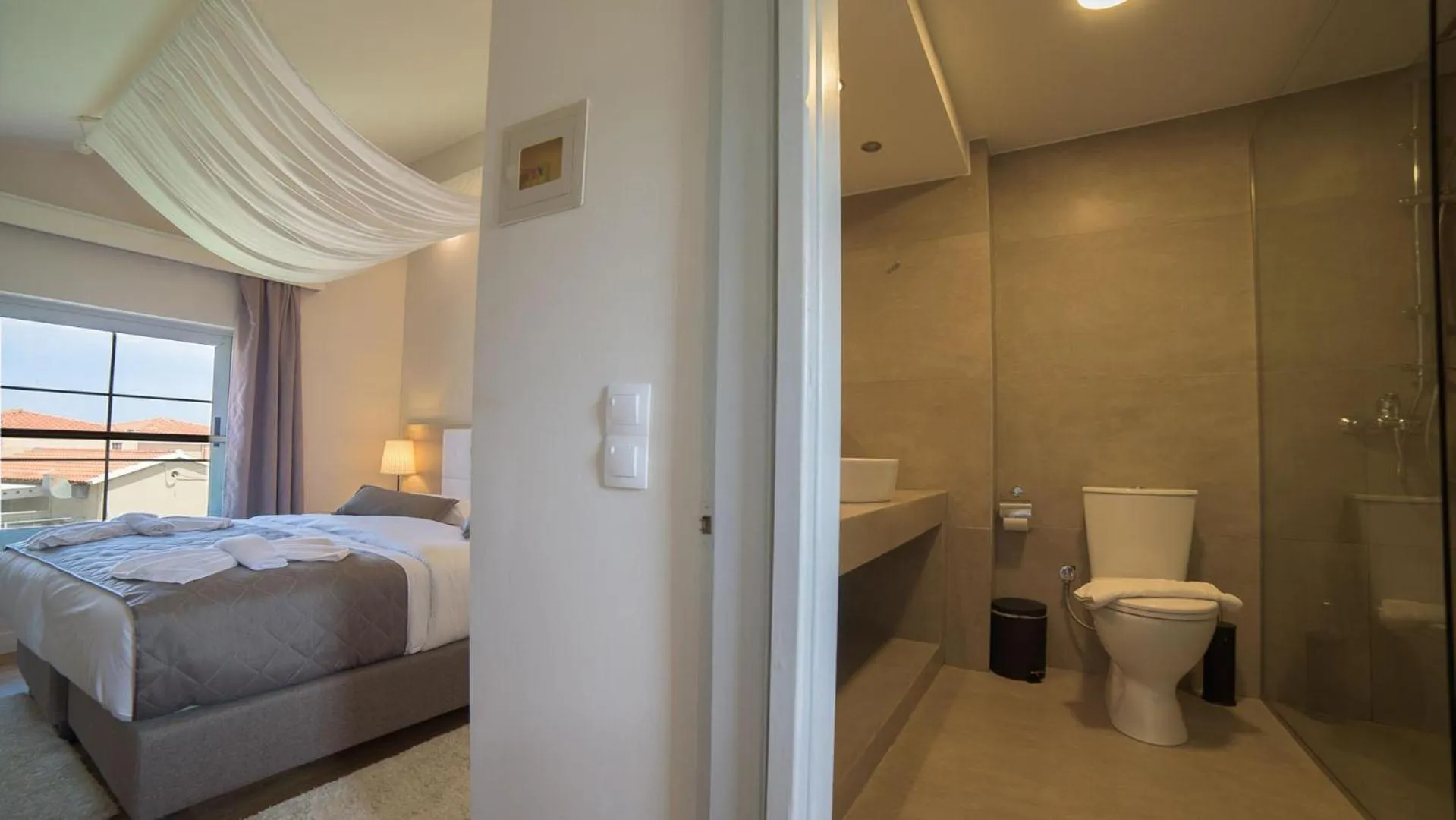 Bathroom, Bed in Akron Seascape Resort