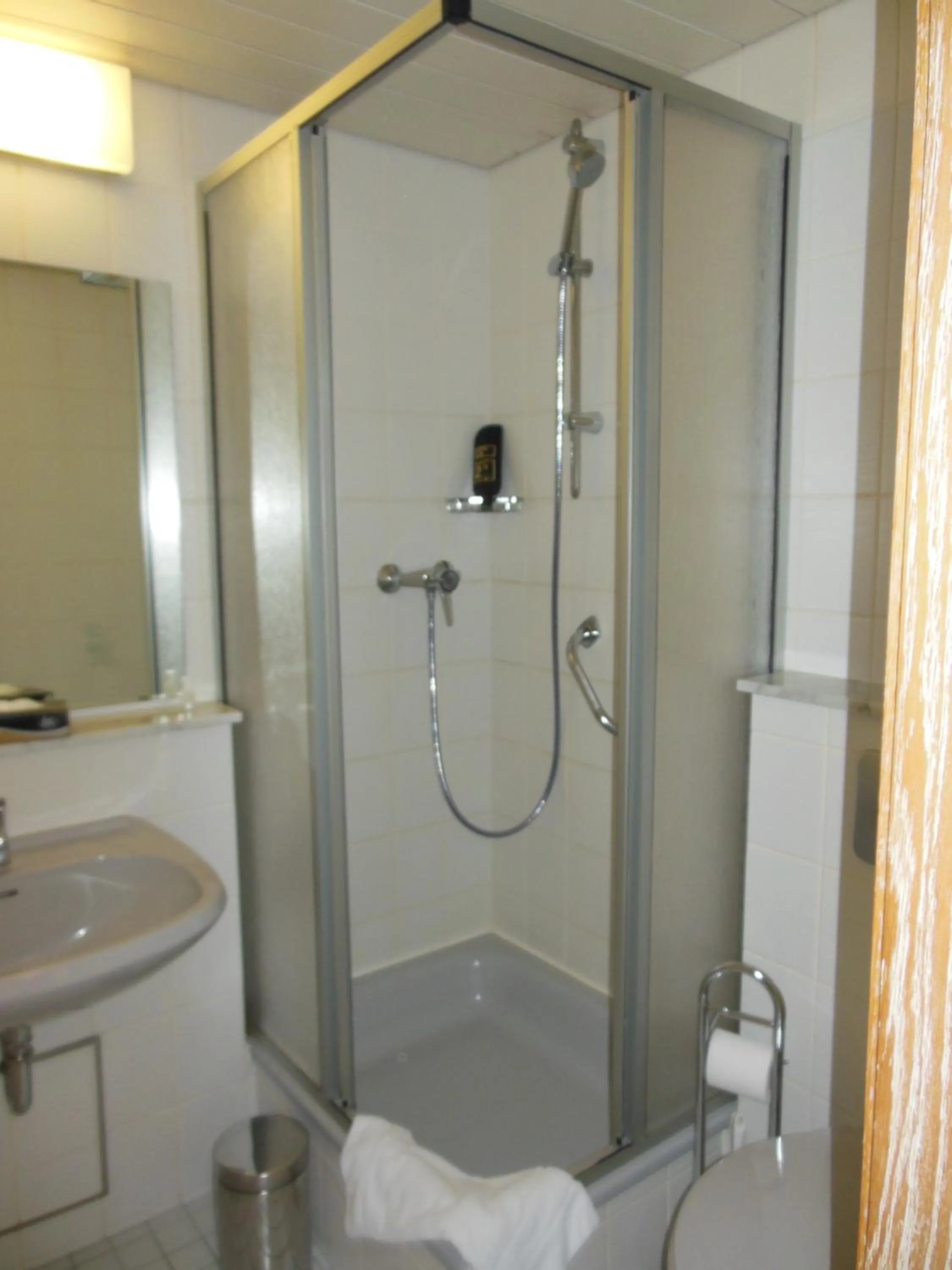 Shower in Hotel & Restaurant Zum Ochsen -Ox Distillery