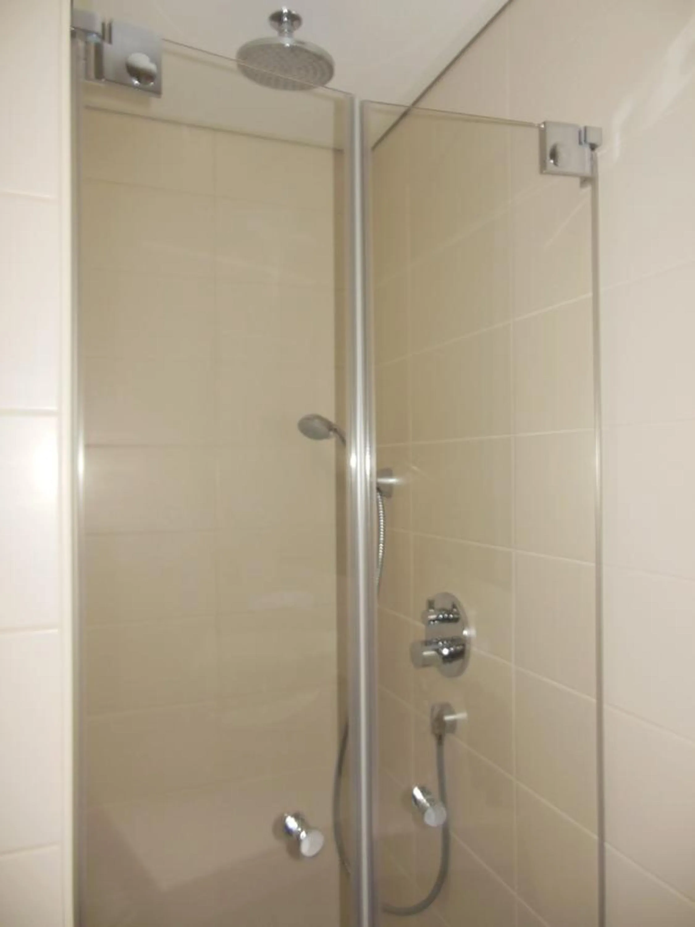 Shower in Hotel & Restaurant Zum Ochsen -Ox Distillery