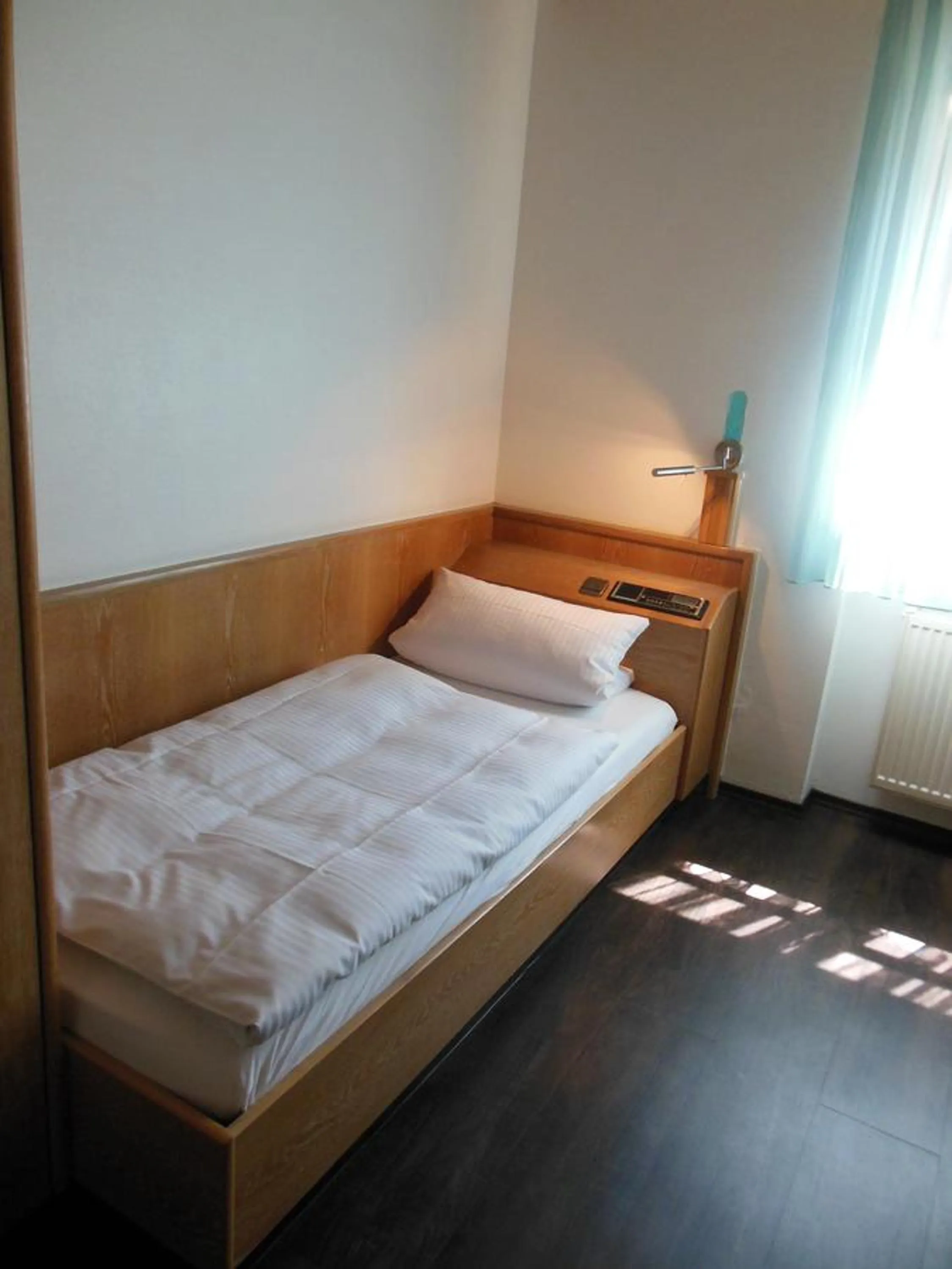 Bed in Hotel & Restaurant Zum Ochsen -Ox Distillery