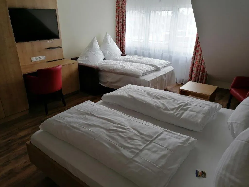 Photo of the whole room, Bed in Landgasthof Niebler