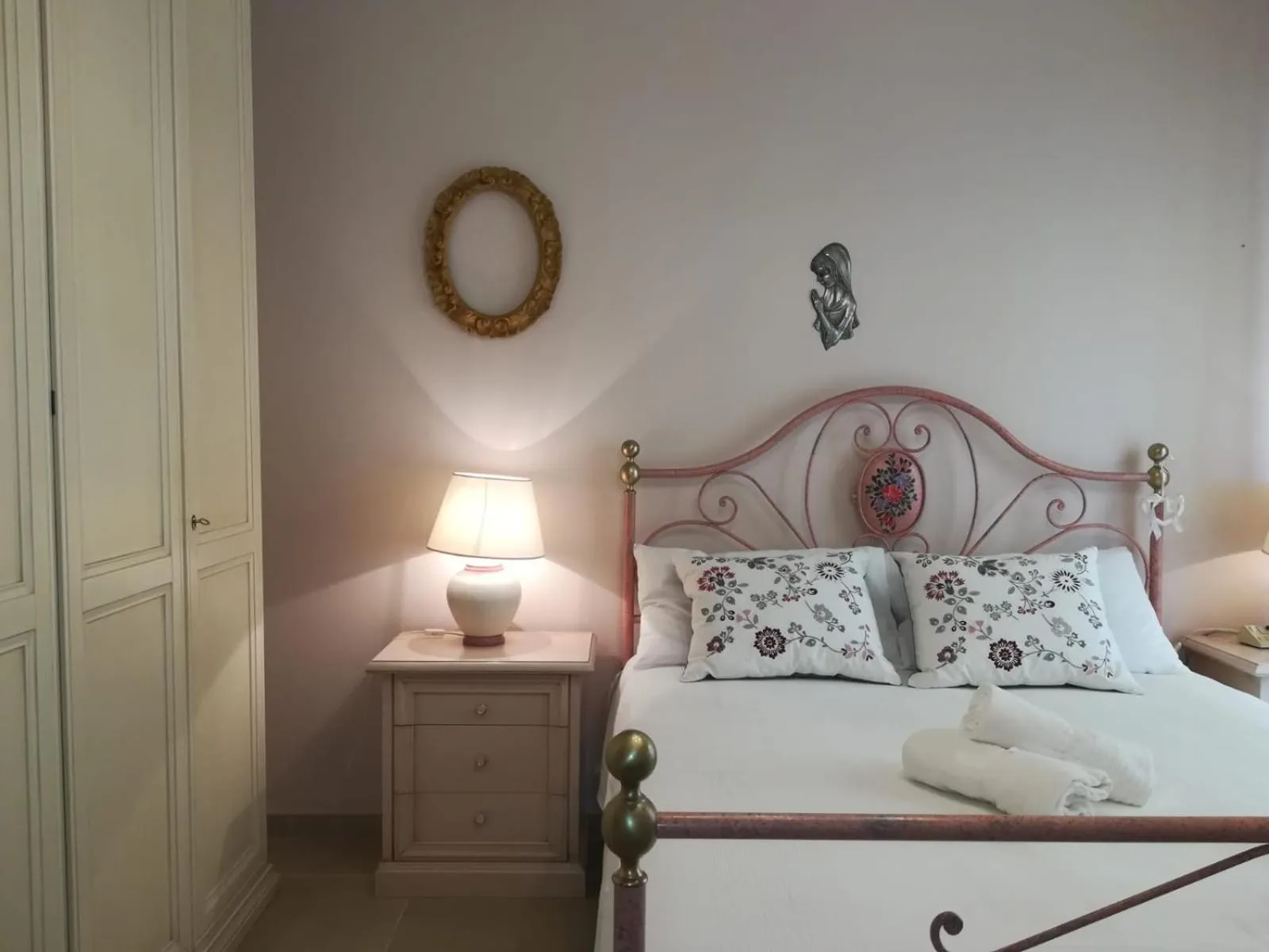 Photo of the whole room, Bed in A CASA DI TATI