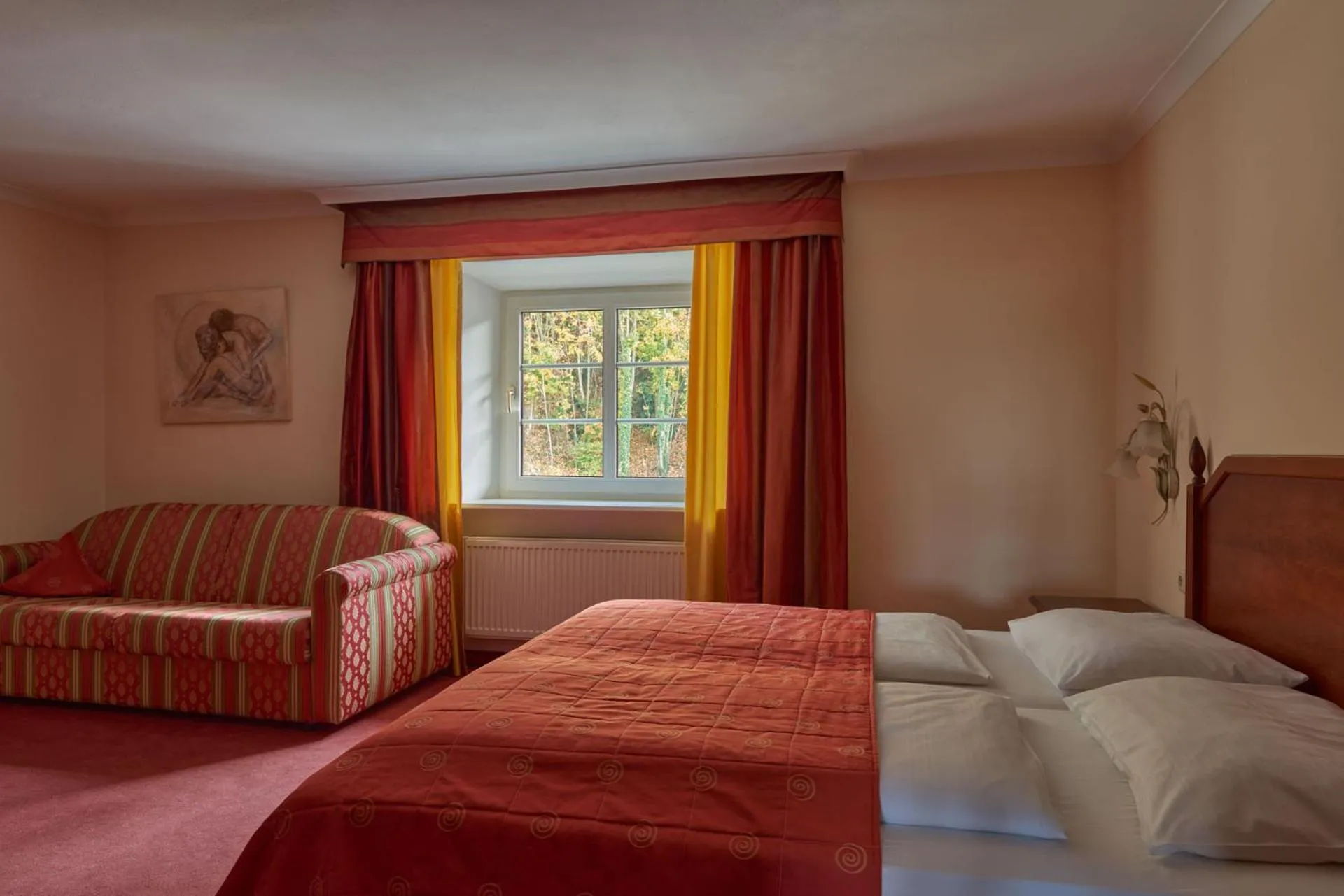 Bed in Hotel Donauhof