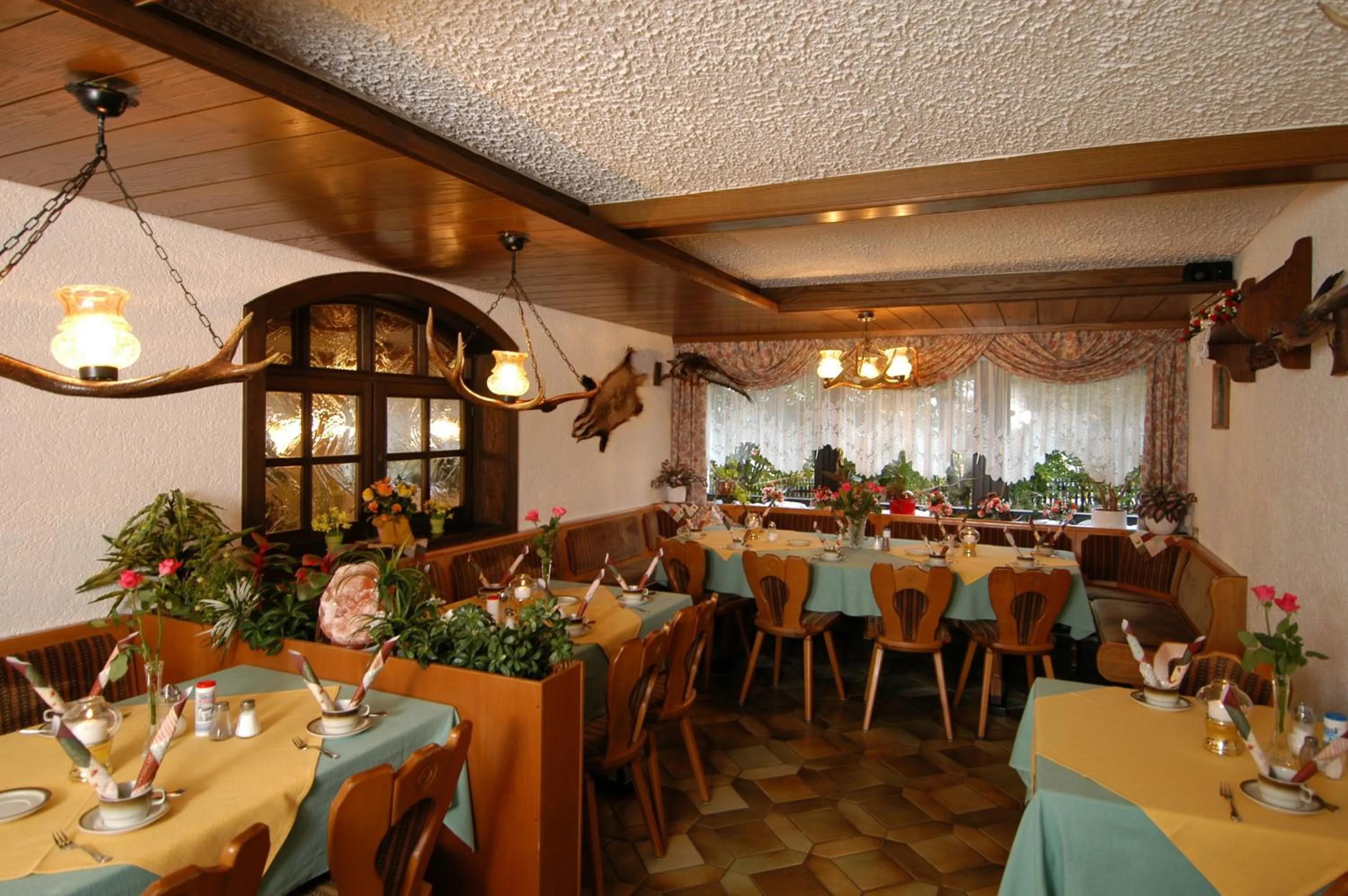 Restaurant/places to eat in Hotel Dreisonnenberg