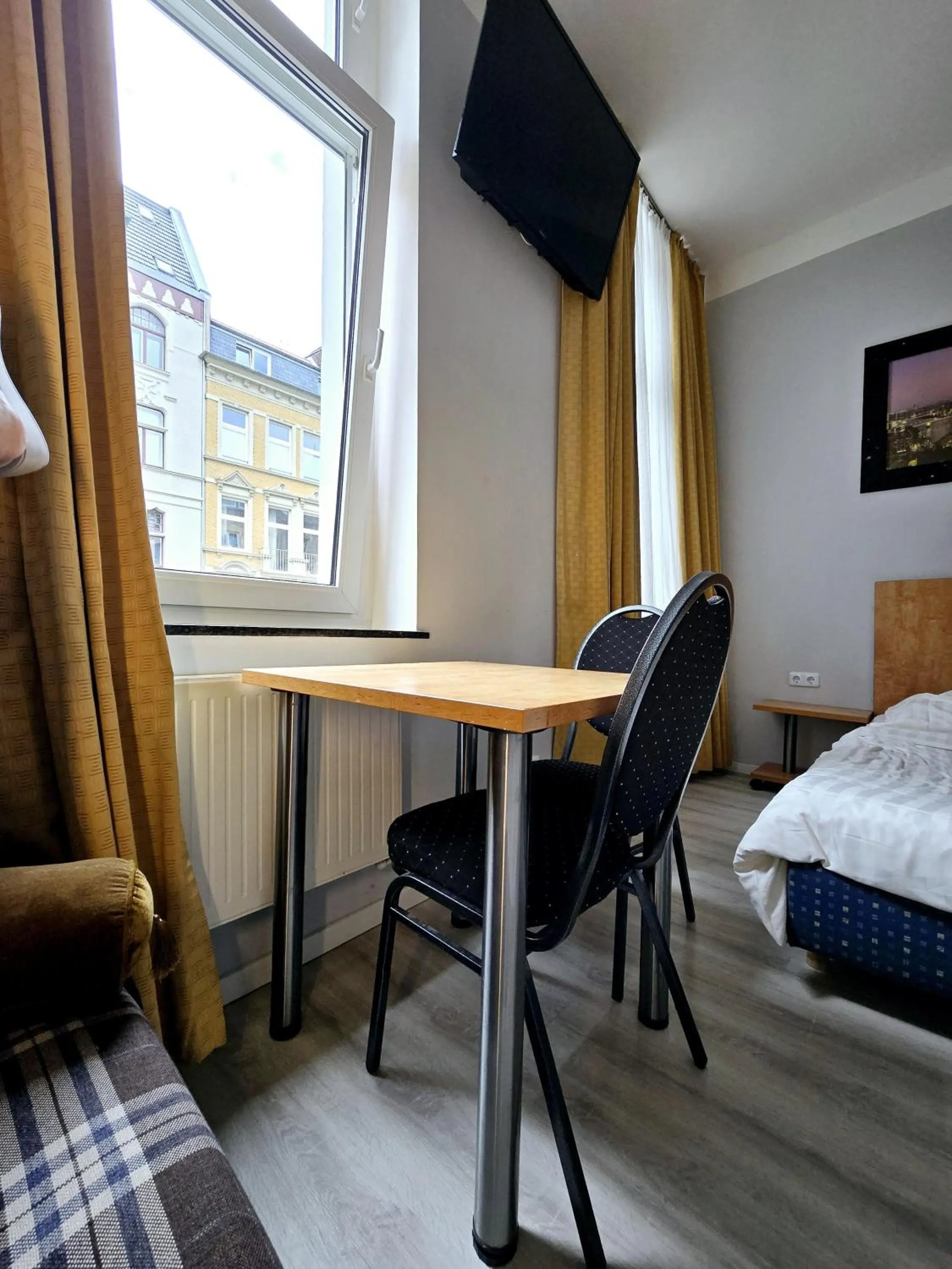 Seating area, Bed in City Hotel Storch