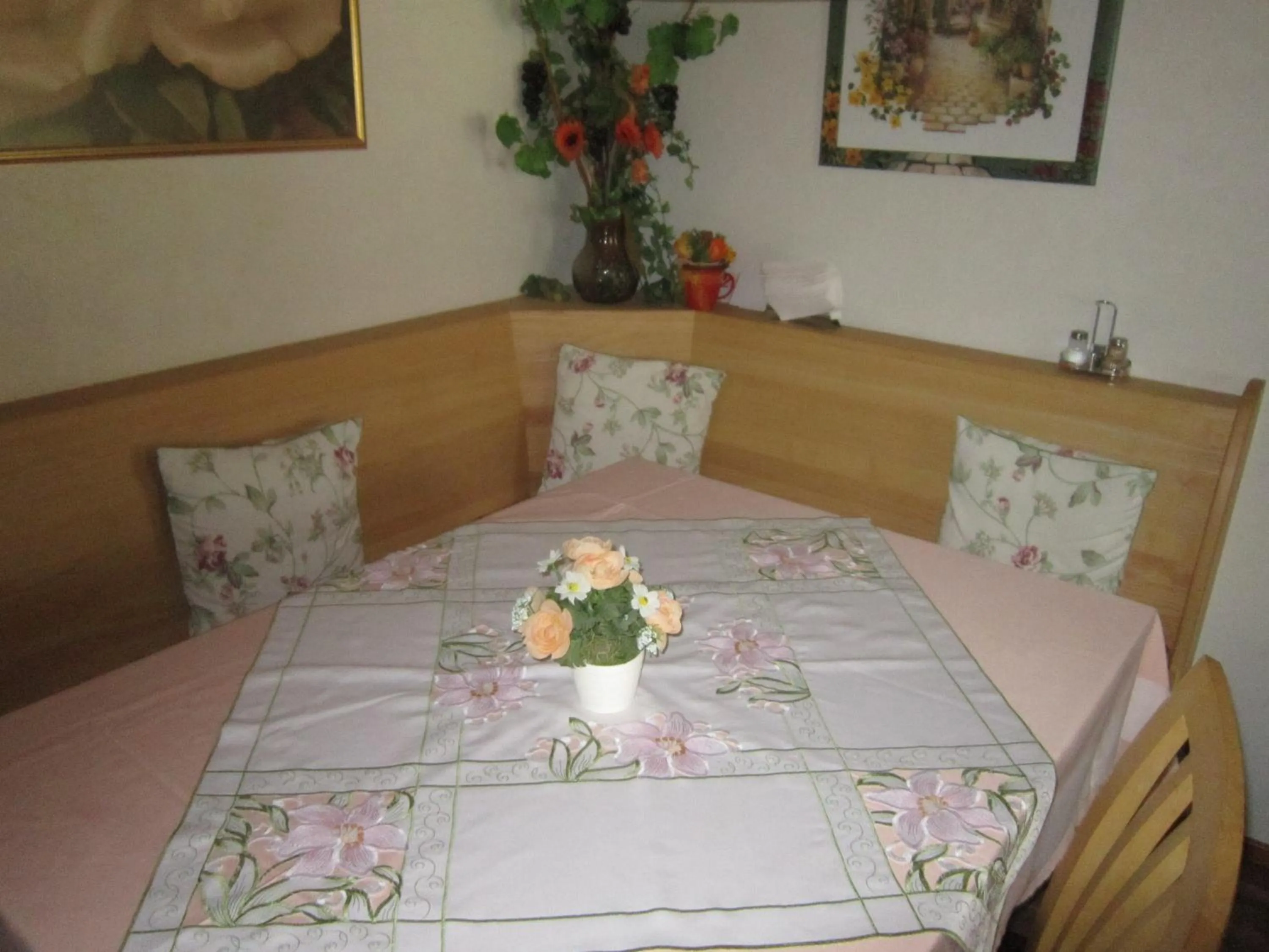 Communal lounge/ TV room, Bed in Haus Jochum