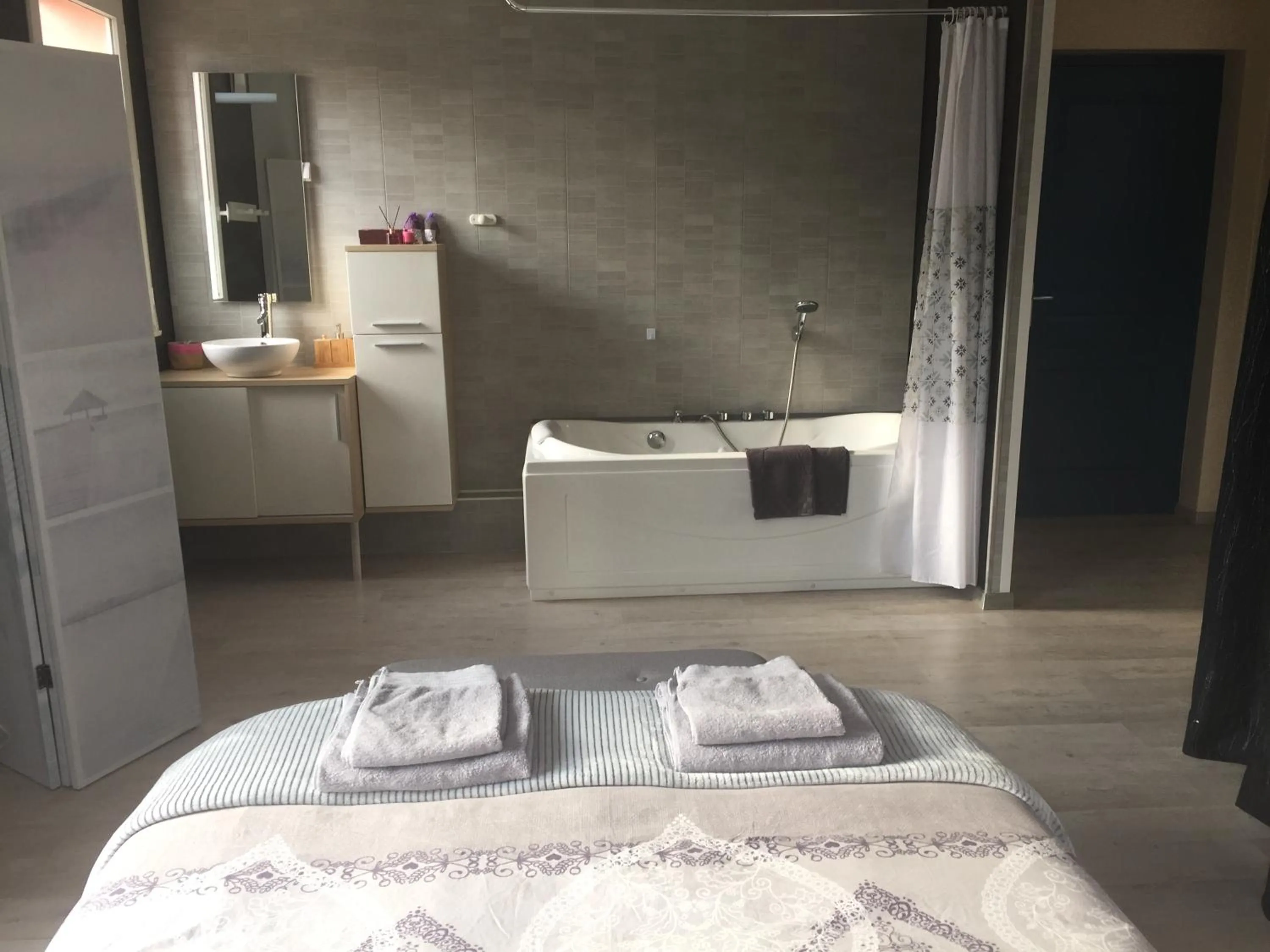 Photo of the whole room, Bed in Chambre d’hôtes vaucluse