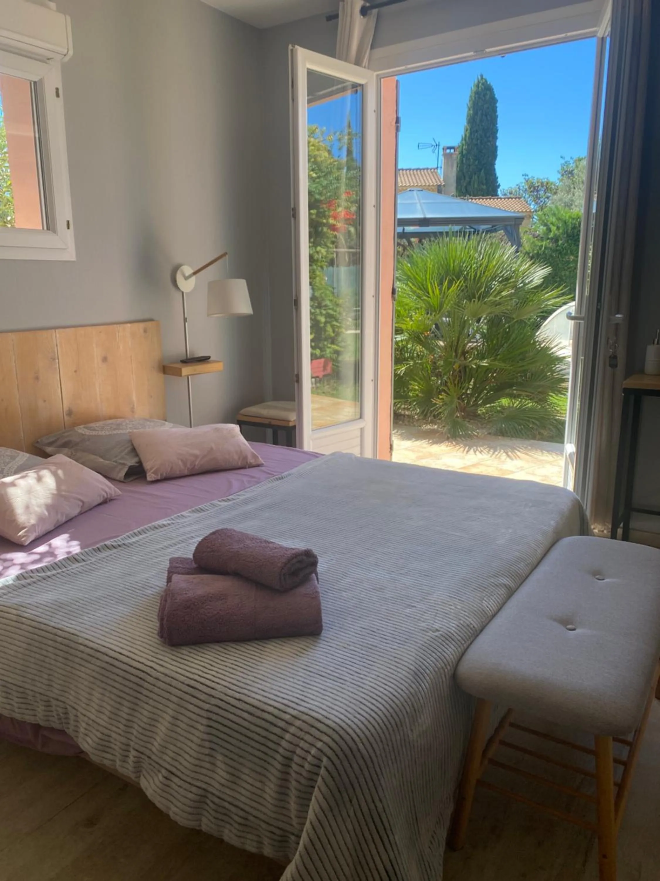 View (from property/room), Bed in Chambre d’hôtes vaucluse