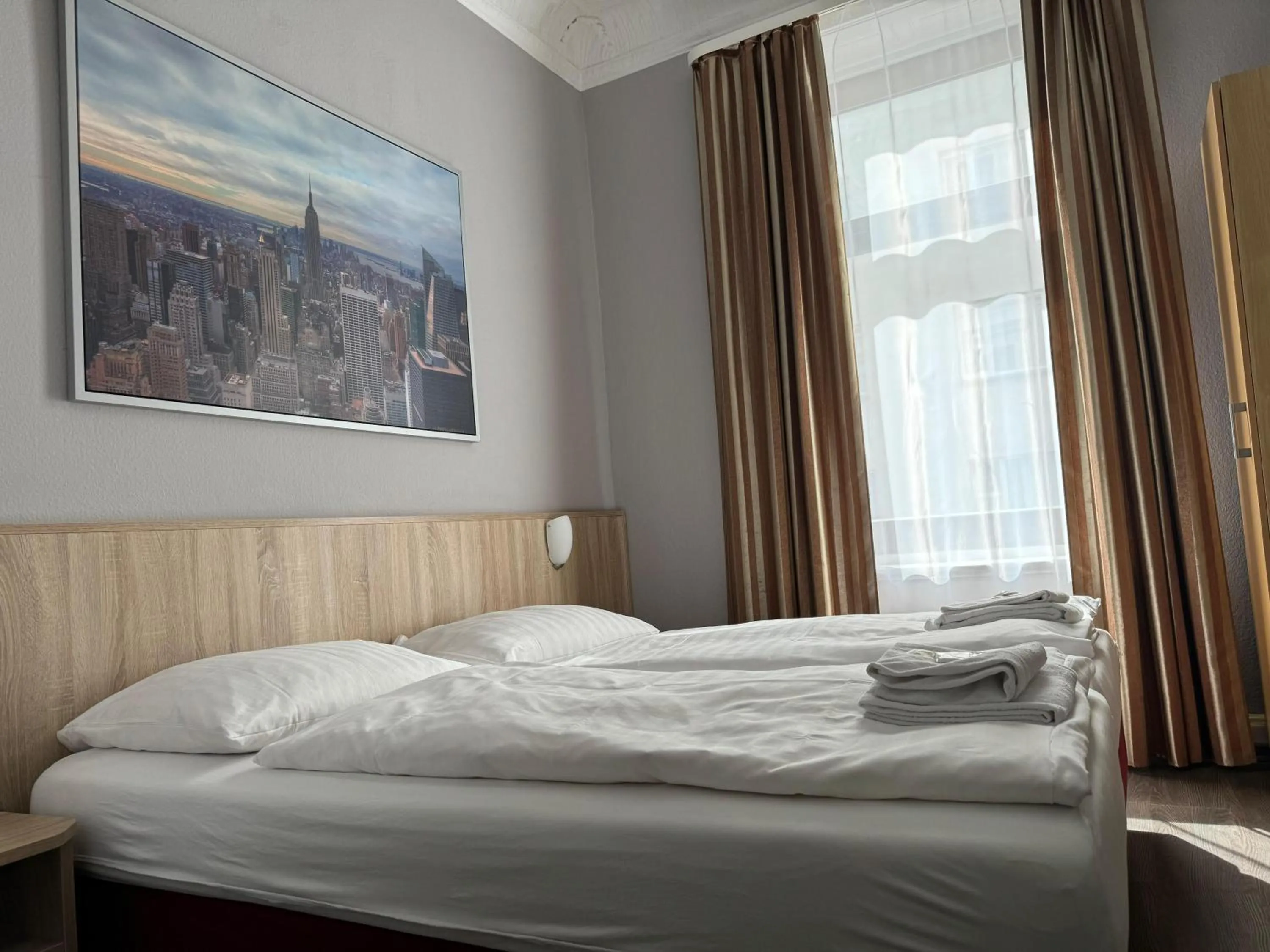 Bed in Hotel Kieler Hof - Hamburg Central Station