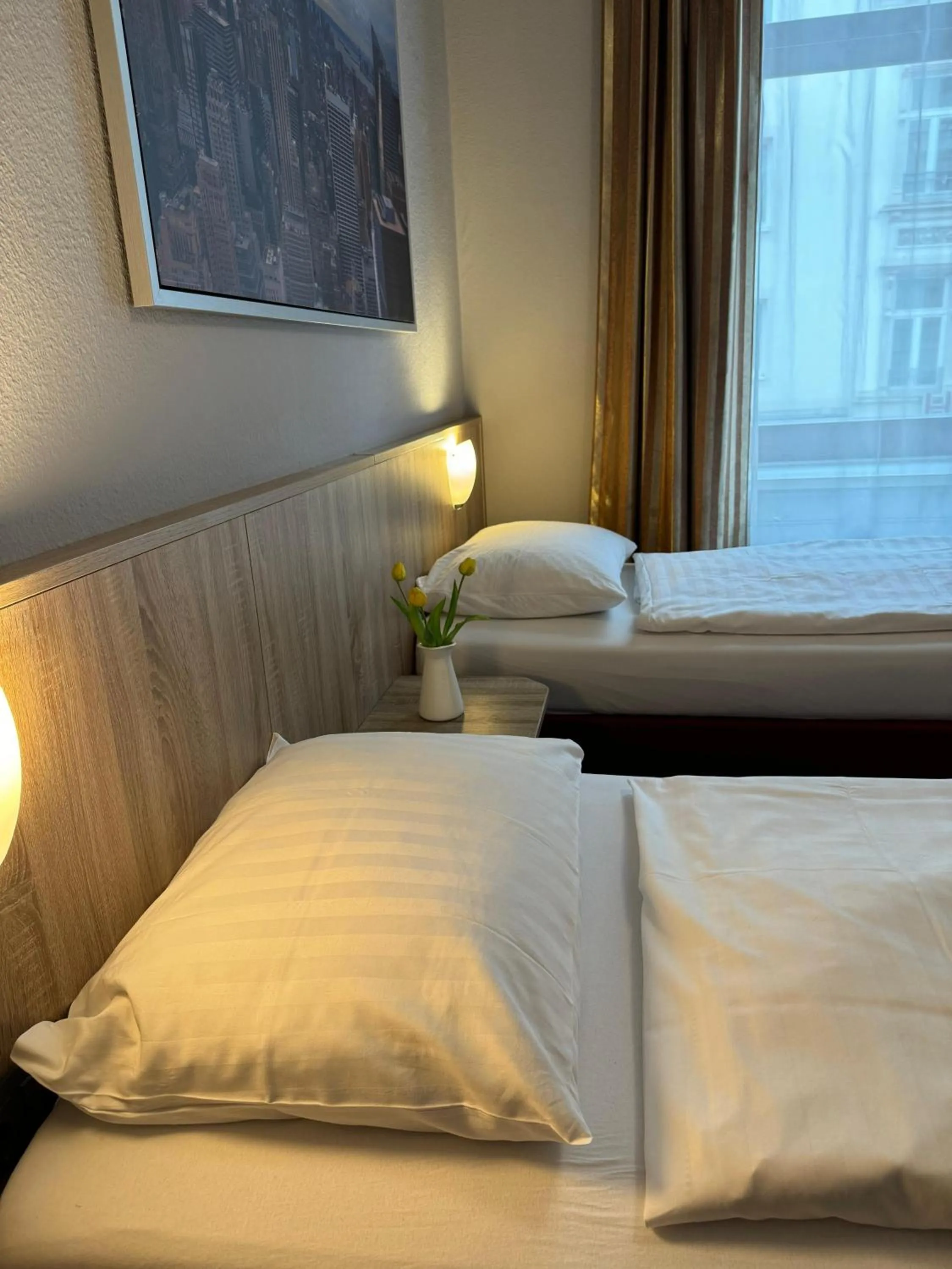 Bed in Hotel Kieler Hof - Hamburg Central Station