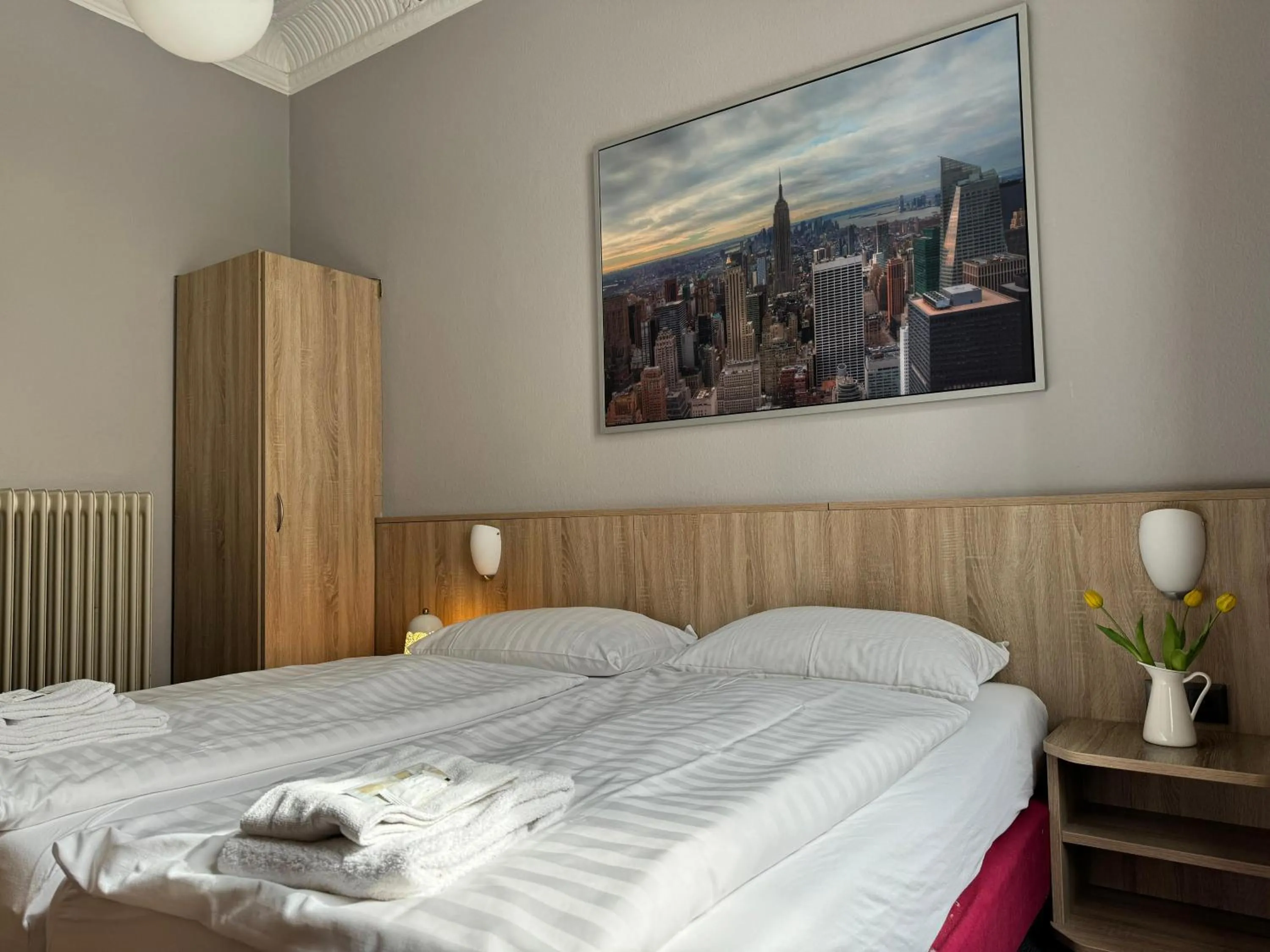 Bed in Hotel Kieler Hof - Hamburg Central Station