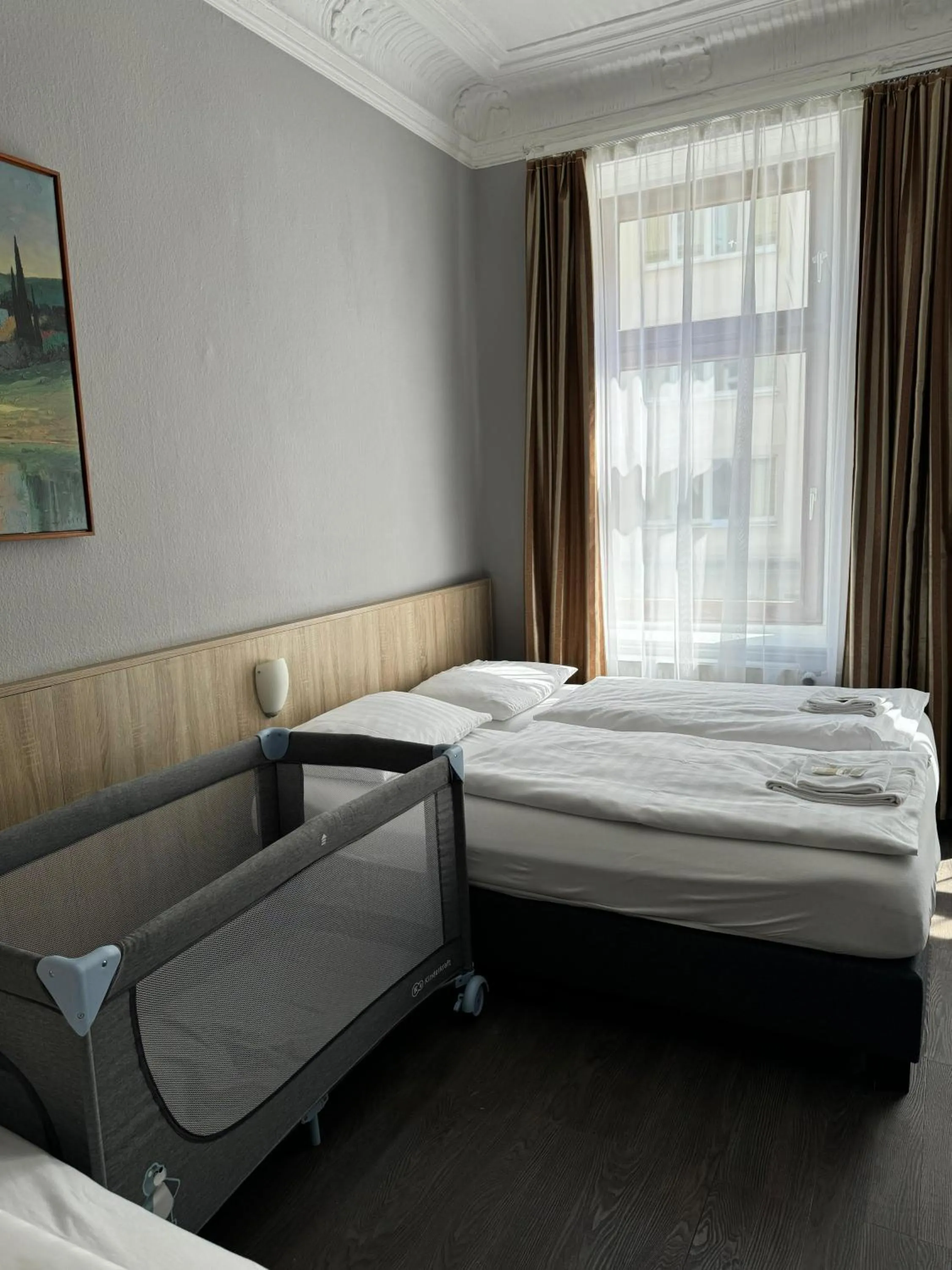 babysiter, Bed in Hotel Kieler Hof - Hamburg Central Station
