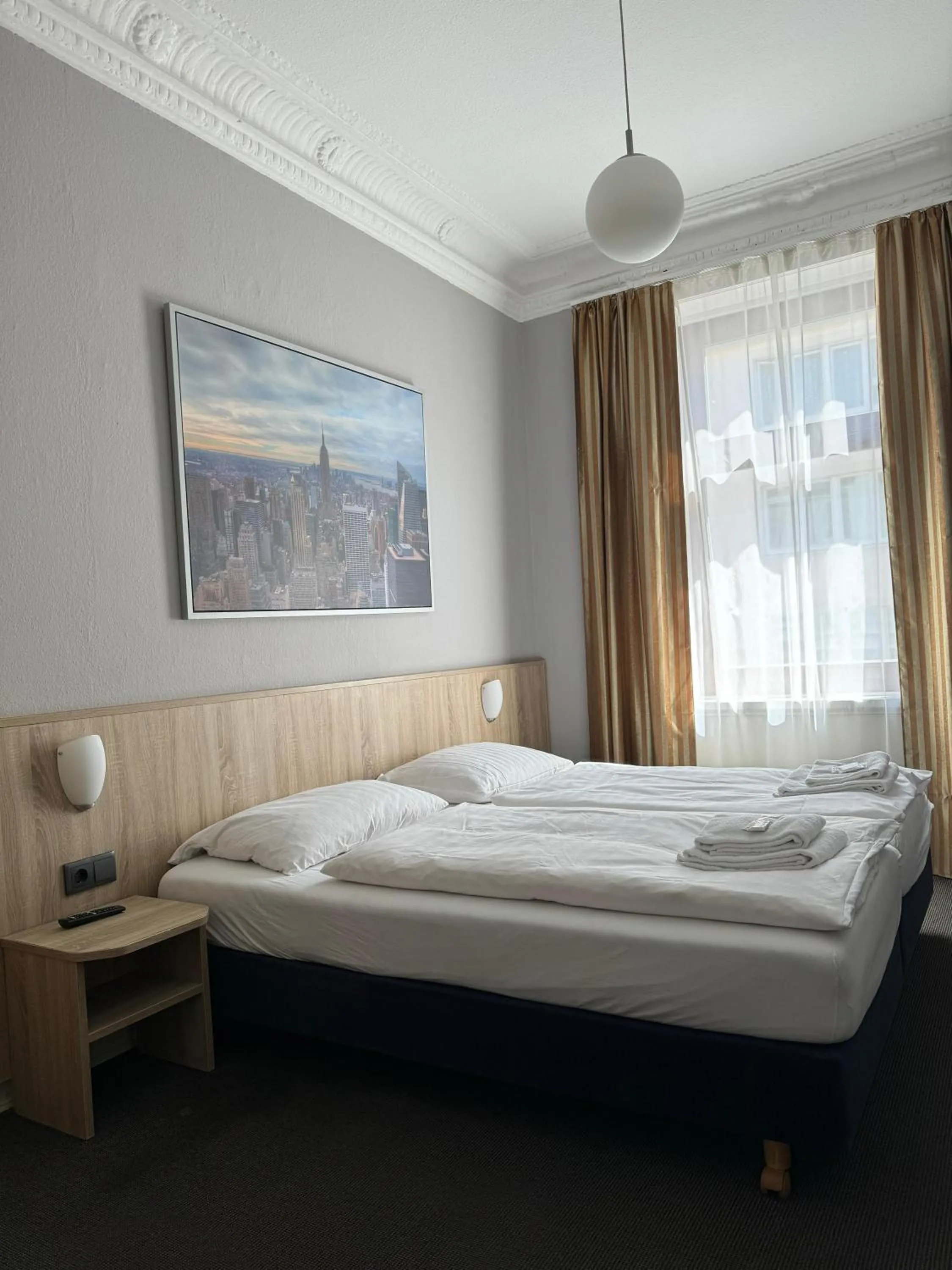 Bed in Hotel Kieler Hof - Hamburg Central Station